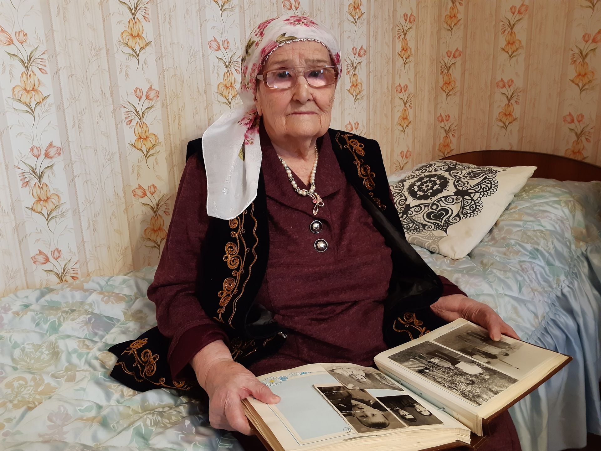 Труженица тыла из Чистополя принимает поздравления с 95-летием