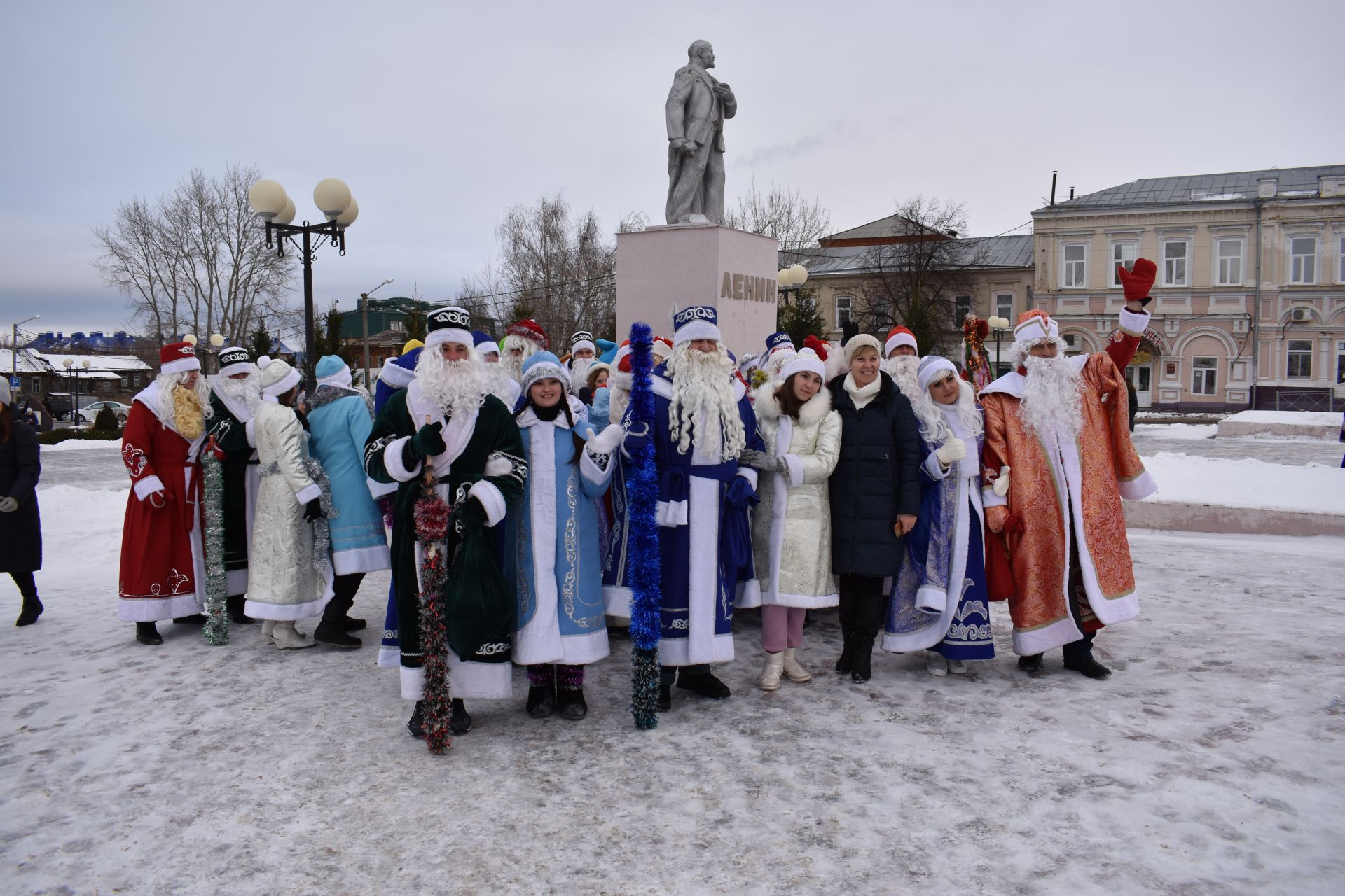 ФОТОРЕПОРТАЖ: Десятки Дедов Морозов и Снегурочек прошли парадом по центральной улице Чистополя