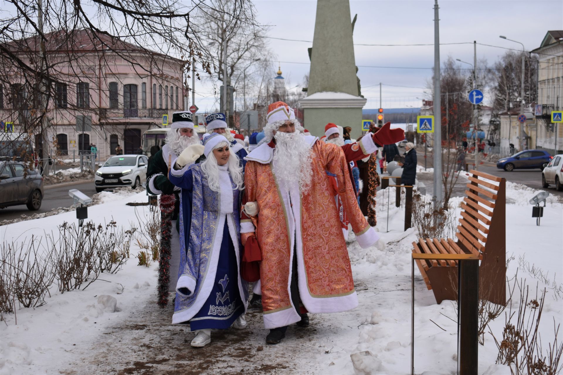 ФОТОРЕПОРТАЖ: Десятки Дедов Морозов и Снегурочек прошли парадом по центральной улице Чистополя