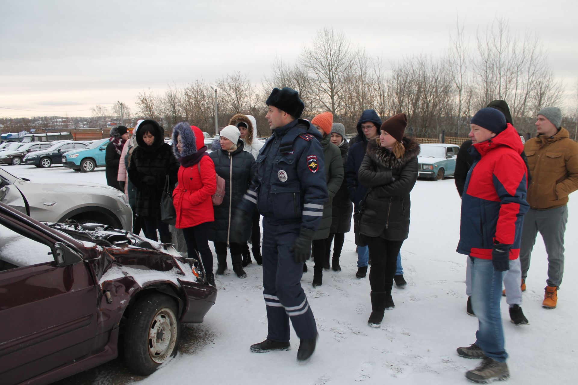 Удручающий вид искореженных в авариях автомашин: встреча с будущими водителями на спецстоянке