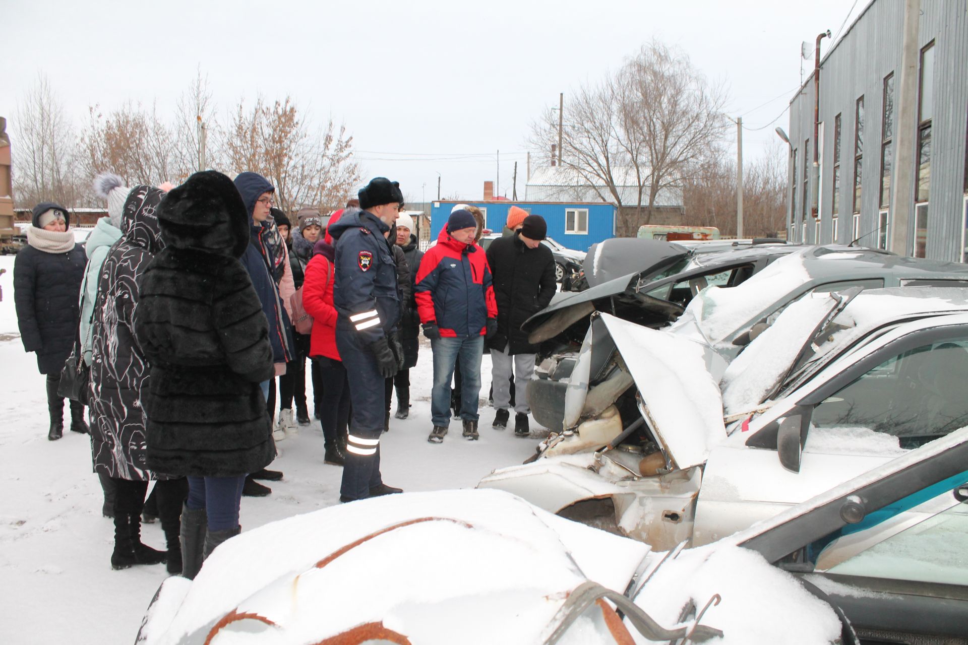 Удручающий вид искореженных в авариях автомашин: встреча с будущими водителями на спецстоянке