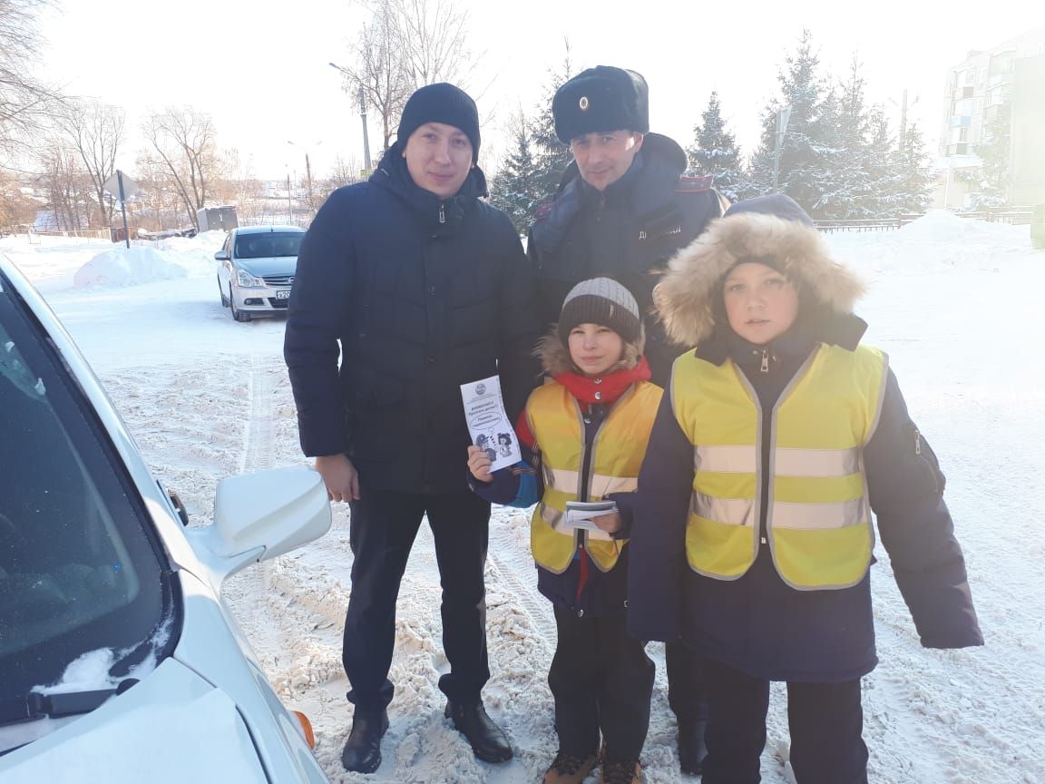 Чистопольские школьники напомнили водителям о правилах дорожного движения