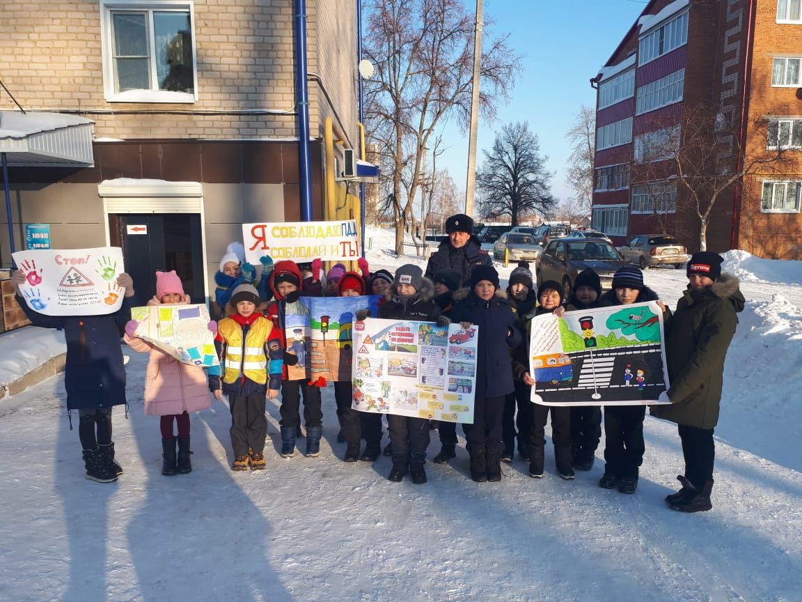 Чистопольские школьники напомнили водителям о правилах дорожного движения