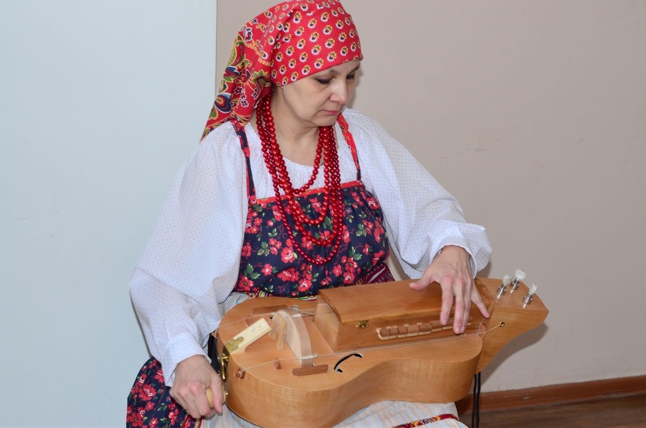 Чистополка покорила всех исполнением песни под колесную лиру