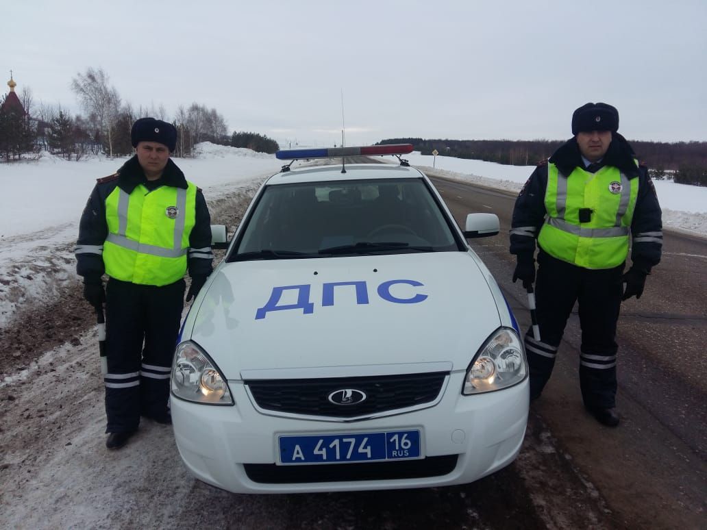 В соседнем районе инспекторы ГИБДД помогли водителю, попавшему в трудную ситуацию на дороге