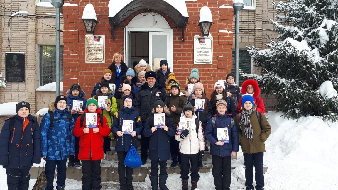 Лучше все посмотреть своими глазами: экскурсия юных чистопольцев в местную ГИБДД