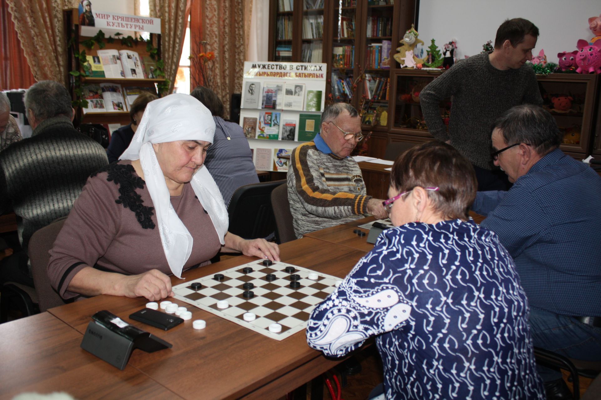 Снова встретились за шахматными и шашечными досками