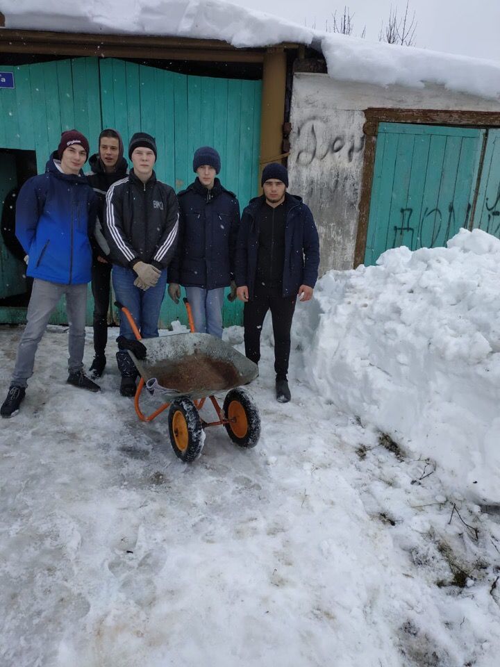 Чистопольские волонтеры помогли одинокой семье по наведению порядка в частном доме