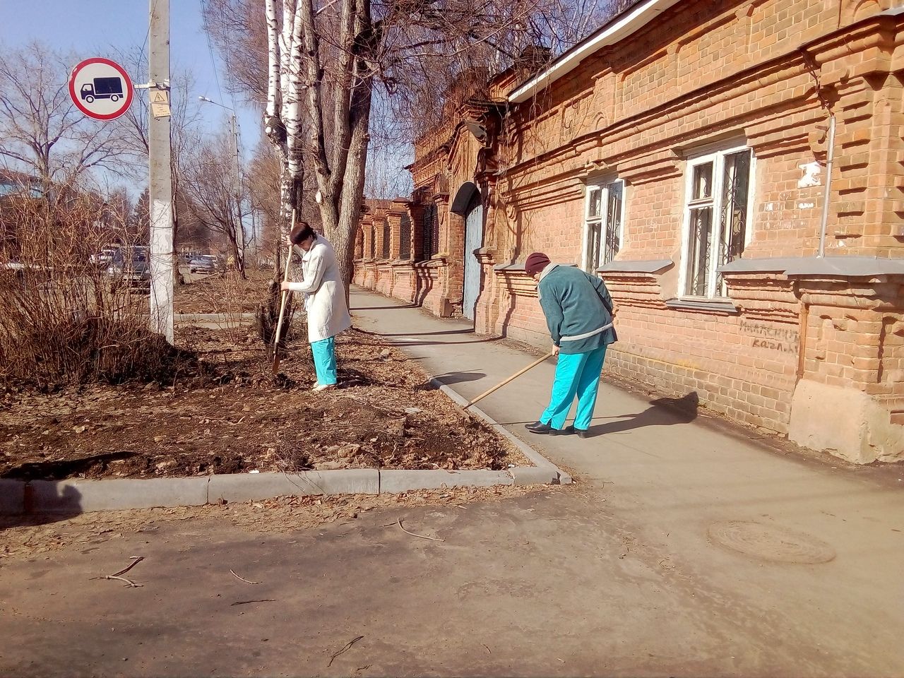 В Чистополе сотрудники организаций облагораживают город