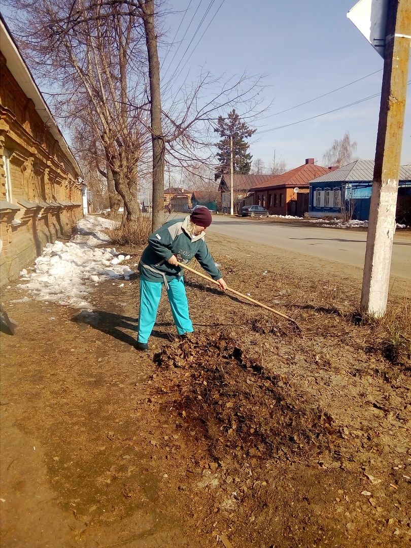 В Чистополе сотрудники организаций облагораживают город