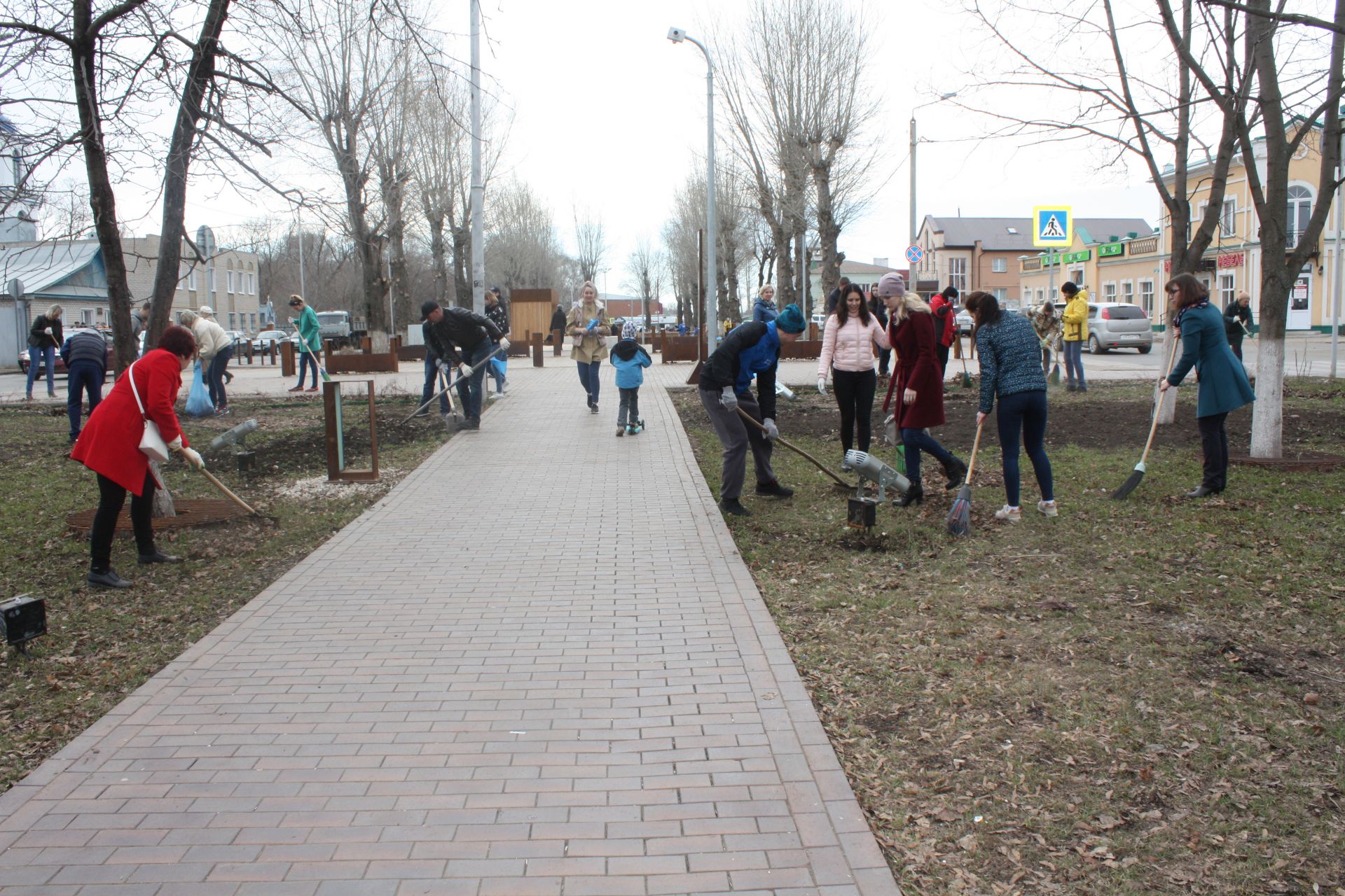 Чистопольцы вышли на общегородской субботник (фоторепортаж)