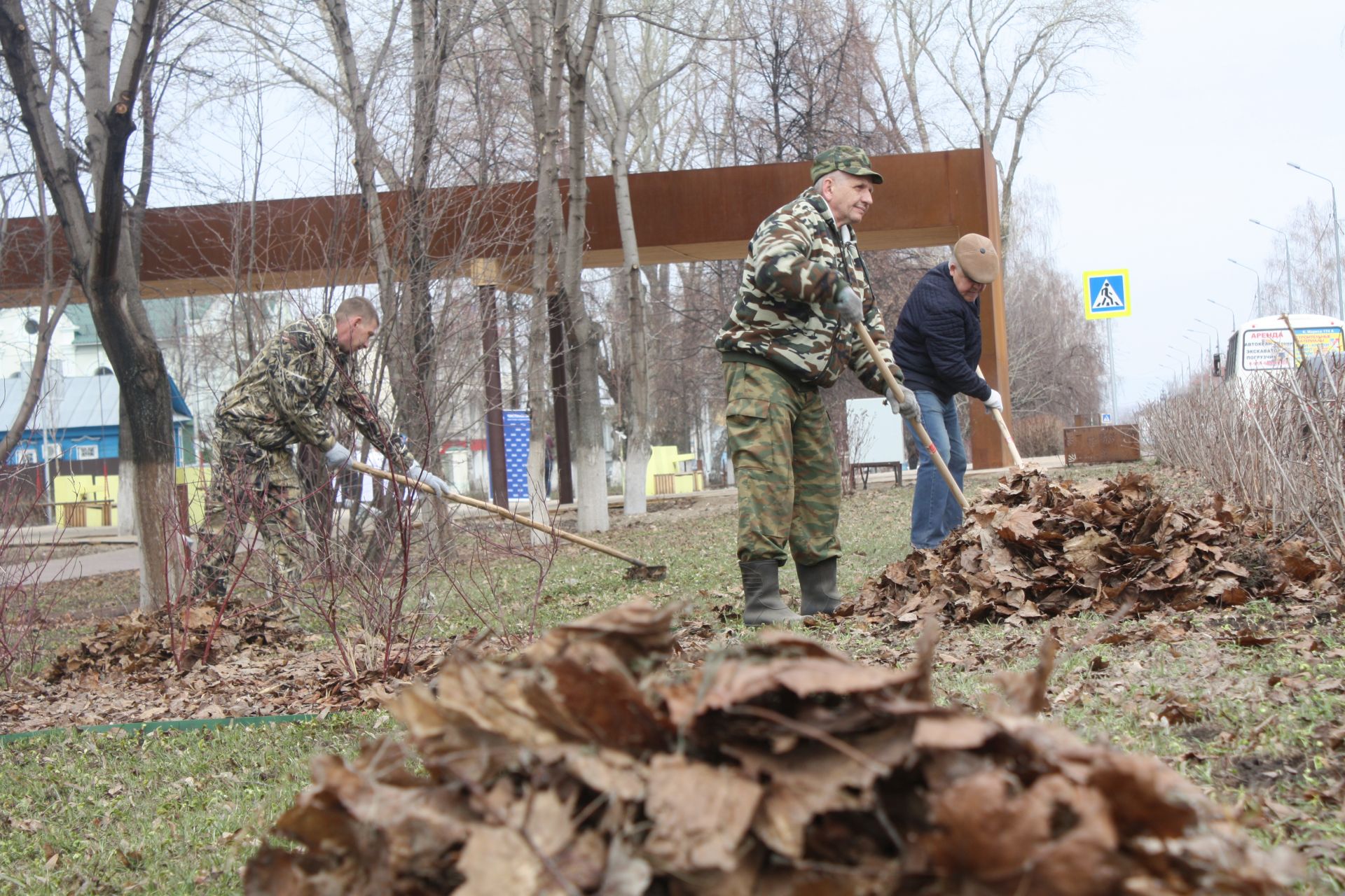 Чистопольцы вышли на общегородской субботник (фоторепортаж)