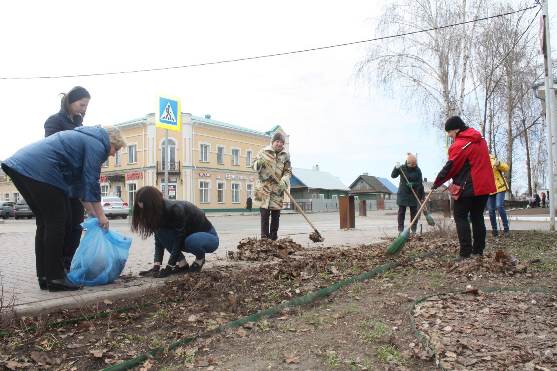 Чистопольцы вышли на общегородской субботник (фоторепортаж)