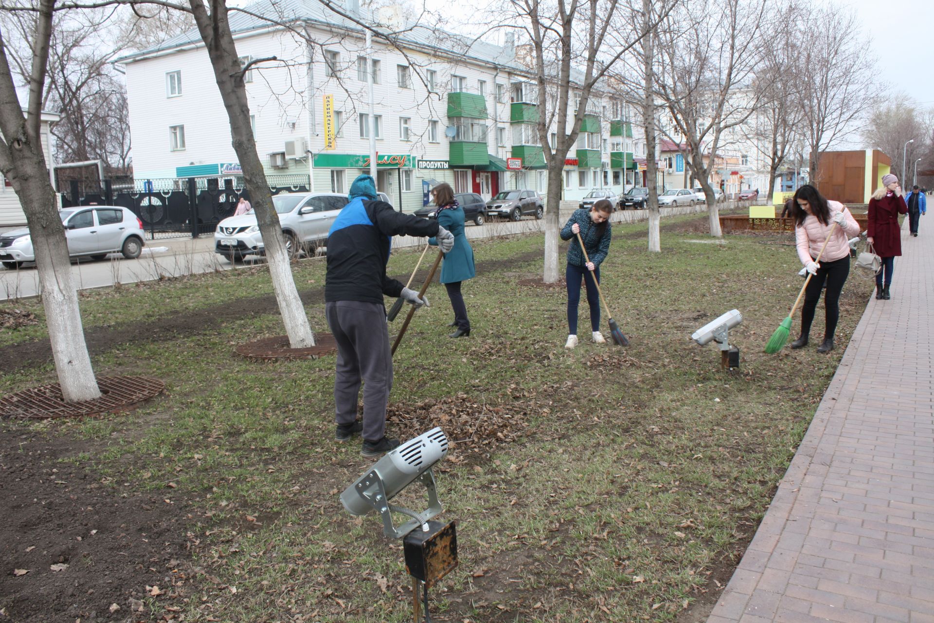 Чистопольцы вышли на общегородской субботник (фоторепортаж)