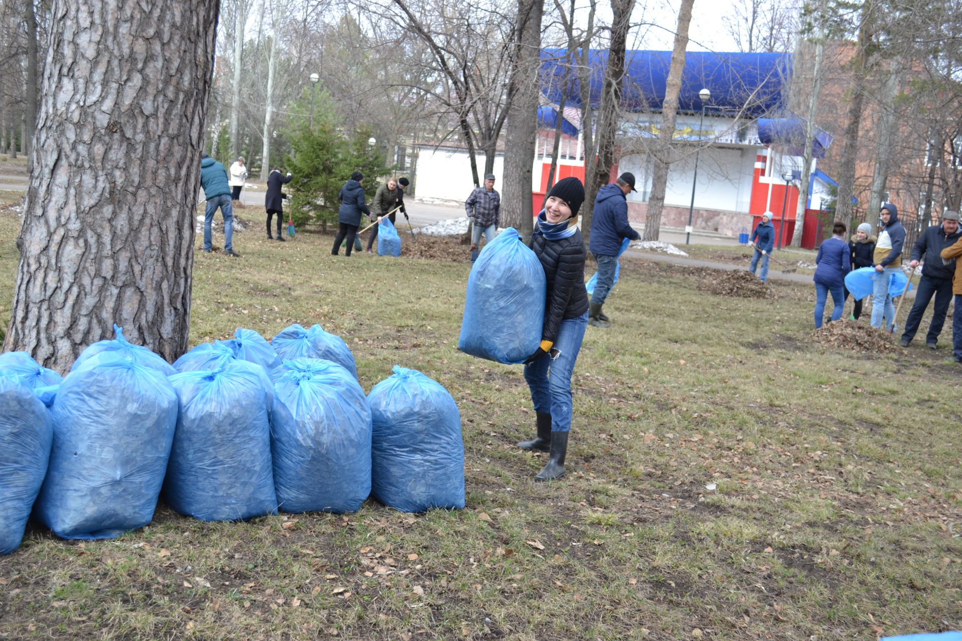 Чистопольцы вышли на общегородской субботник (фоторепортаж)