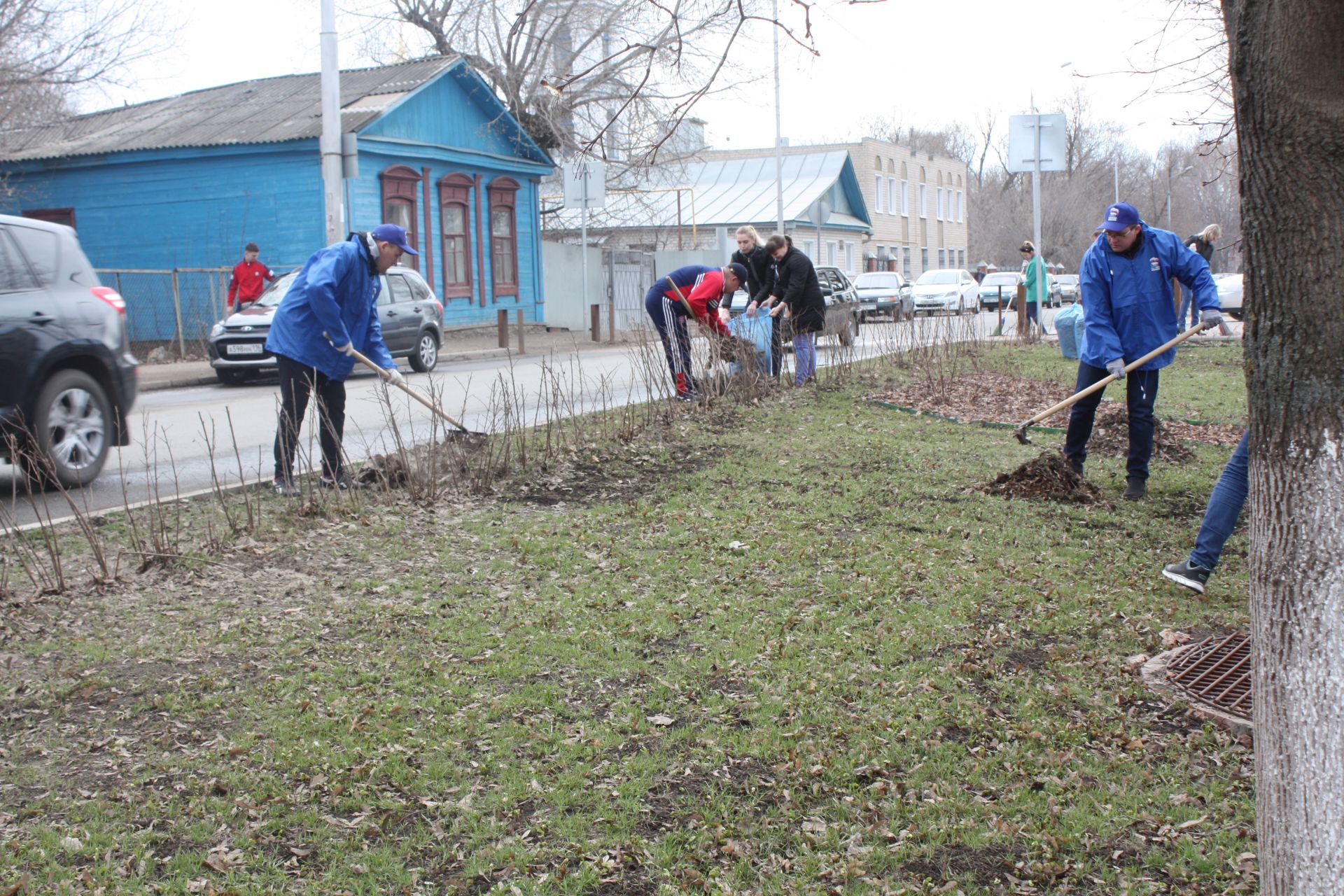 Чистопольцы вышли на общегородской субботник (фоторепортаж)