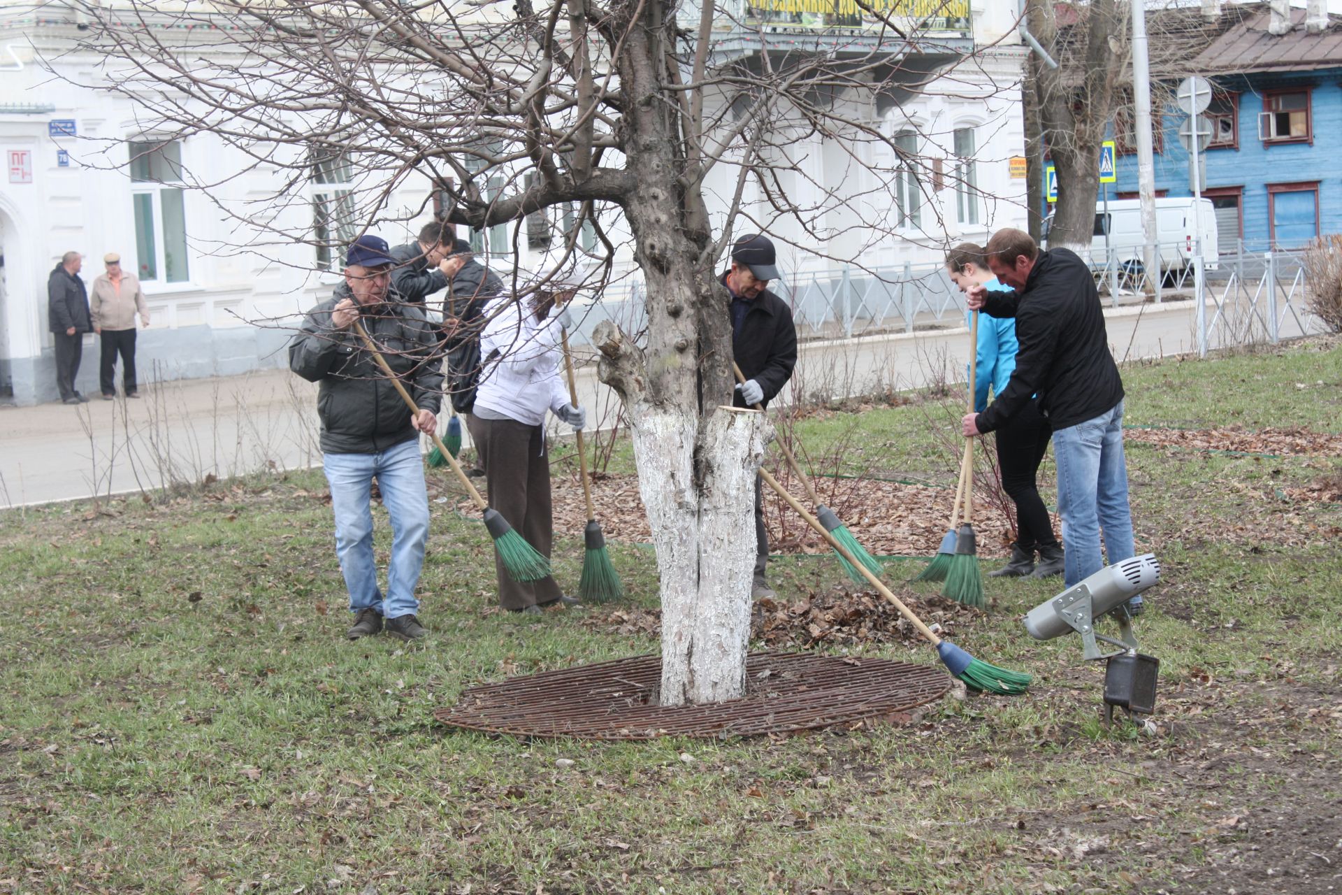 Чистопольцы вышли на общегородской субботник (фоторепортаж)