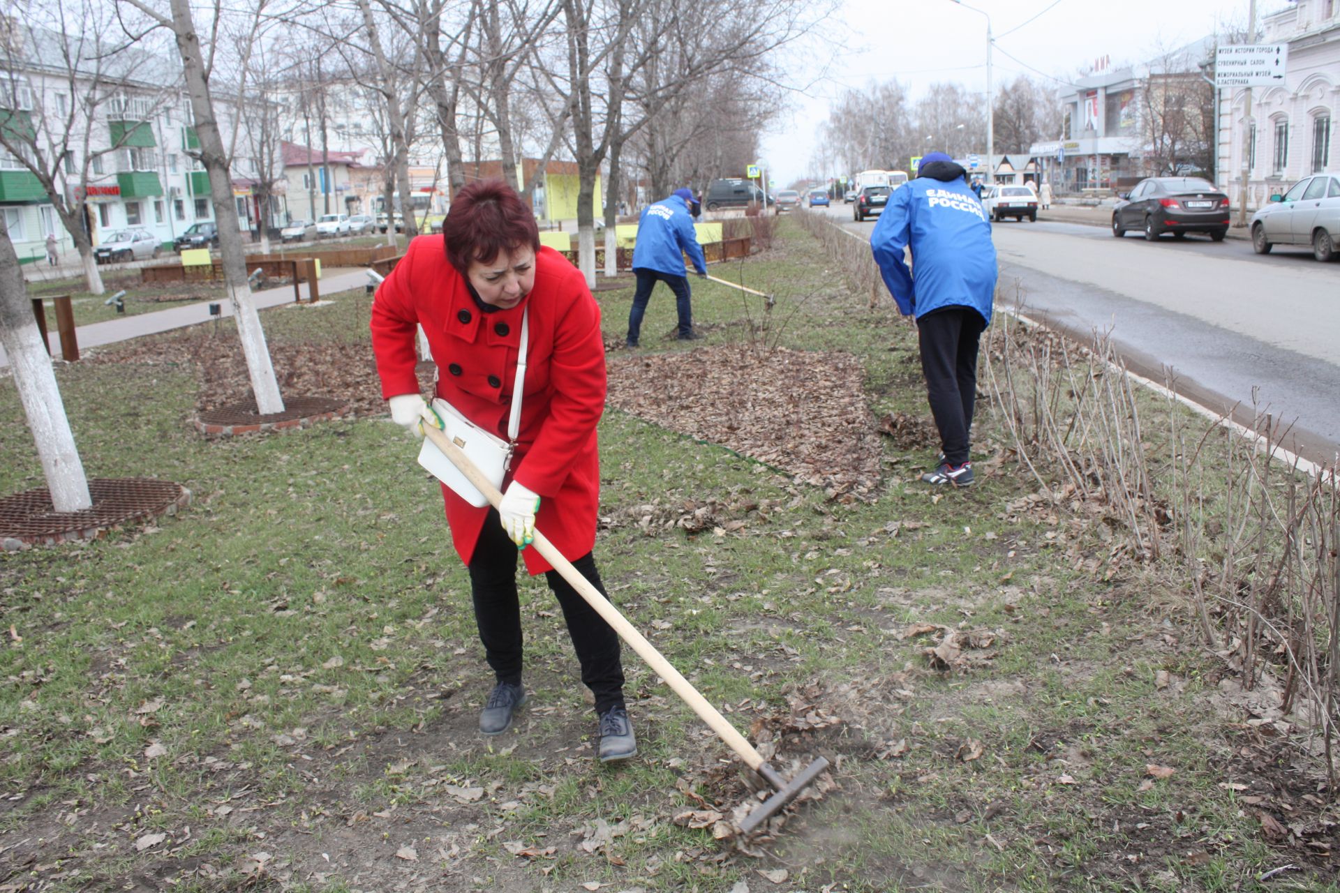 Чистопольцы вышли на общегородской субботник (фоторепортаж)