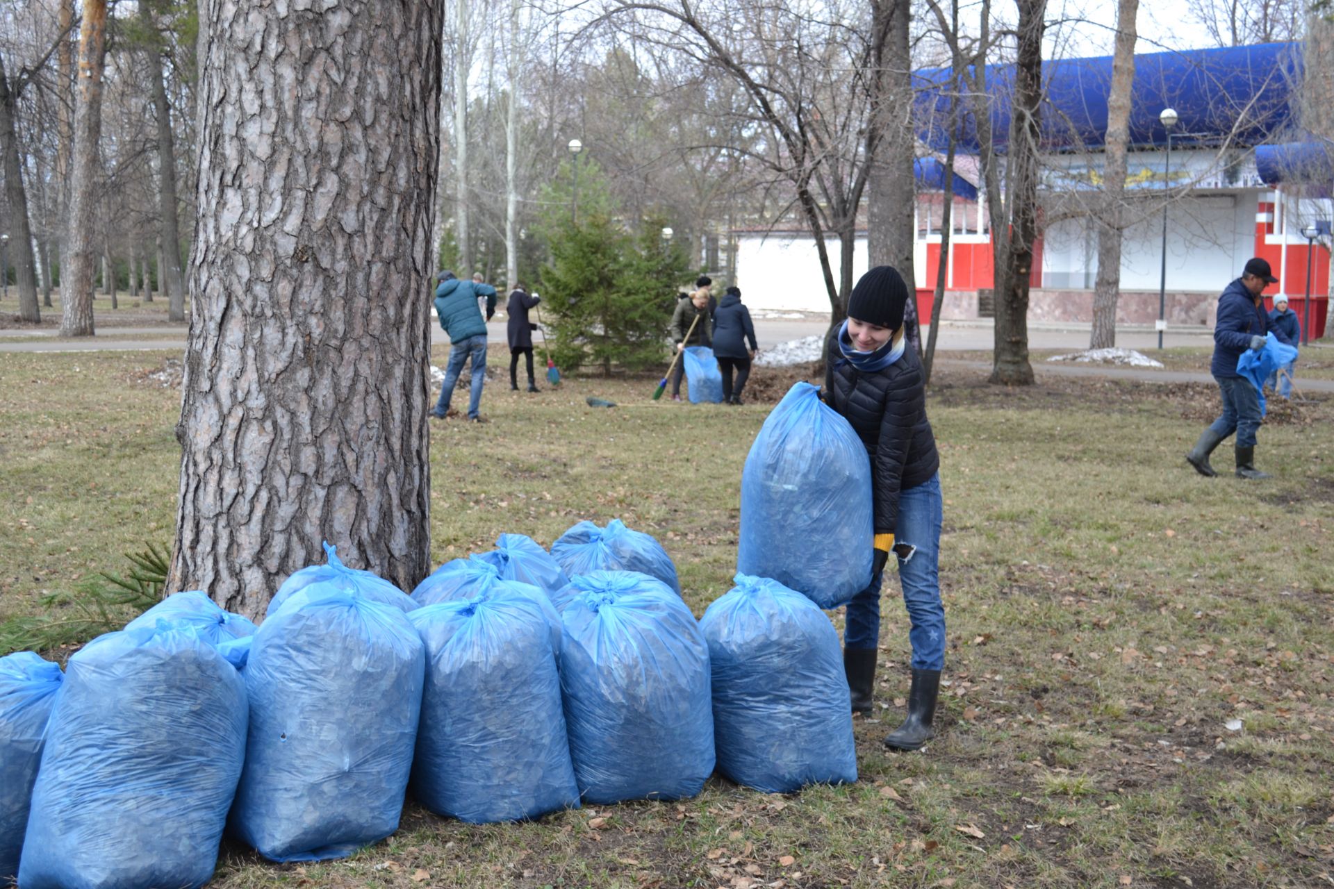 Чистопольцы вышли на общегородской субботник (фоторепортаж)