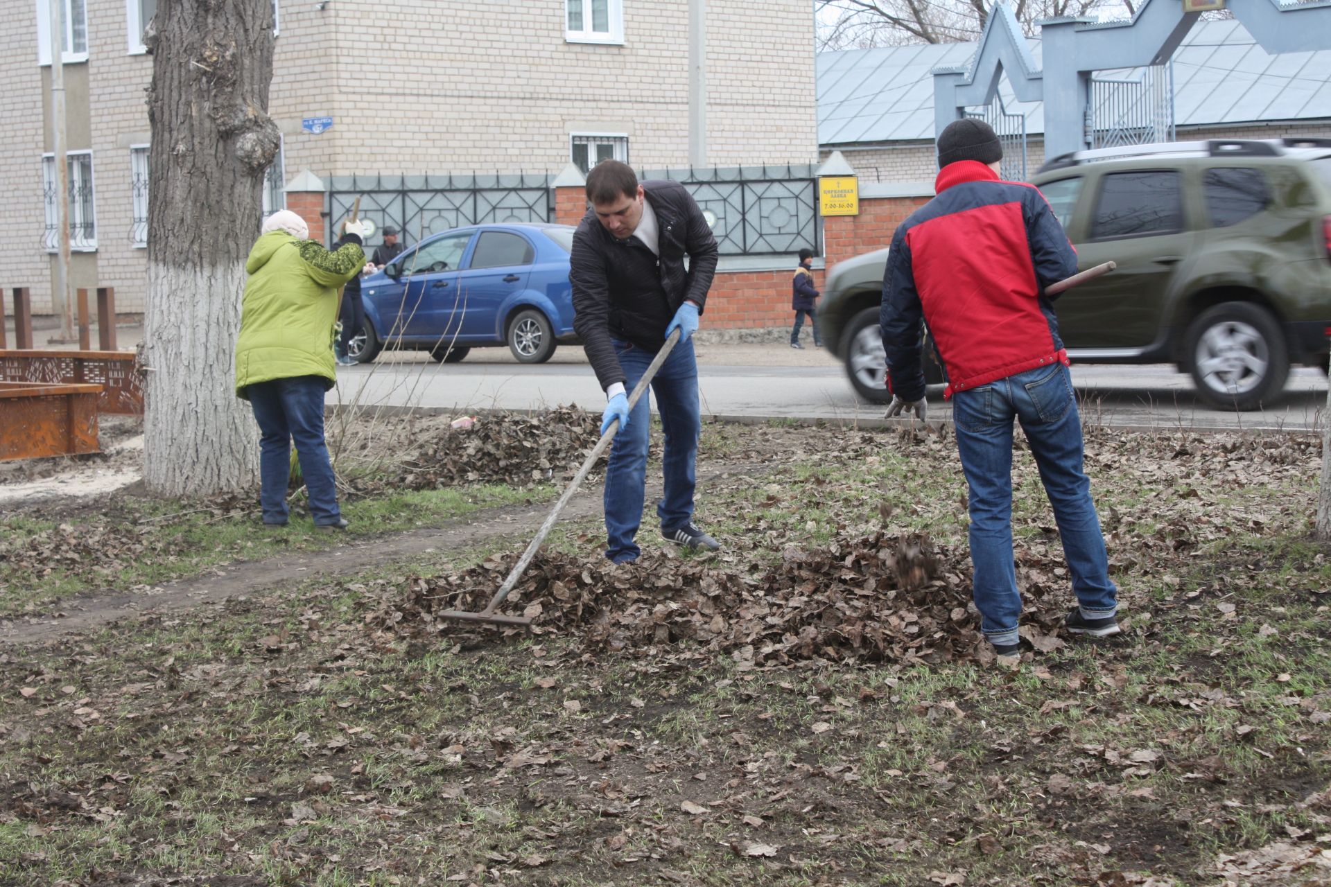 Чистопольцы вышли на общегородской субботник (фоторепортаж)