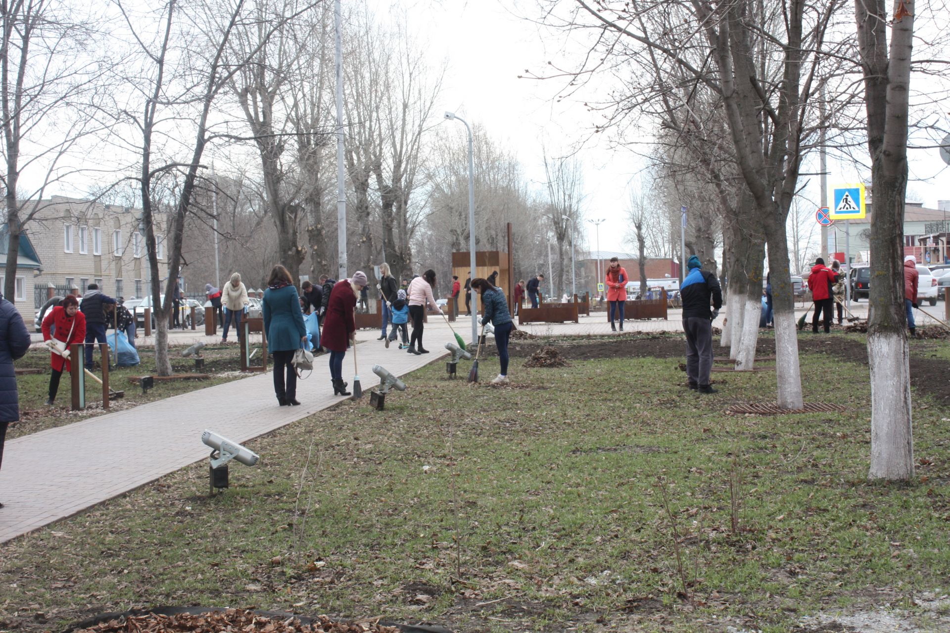 Чистопольцы вышли на общегородской субботник (фоторепортаж)