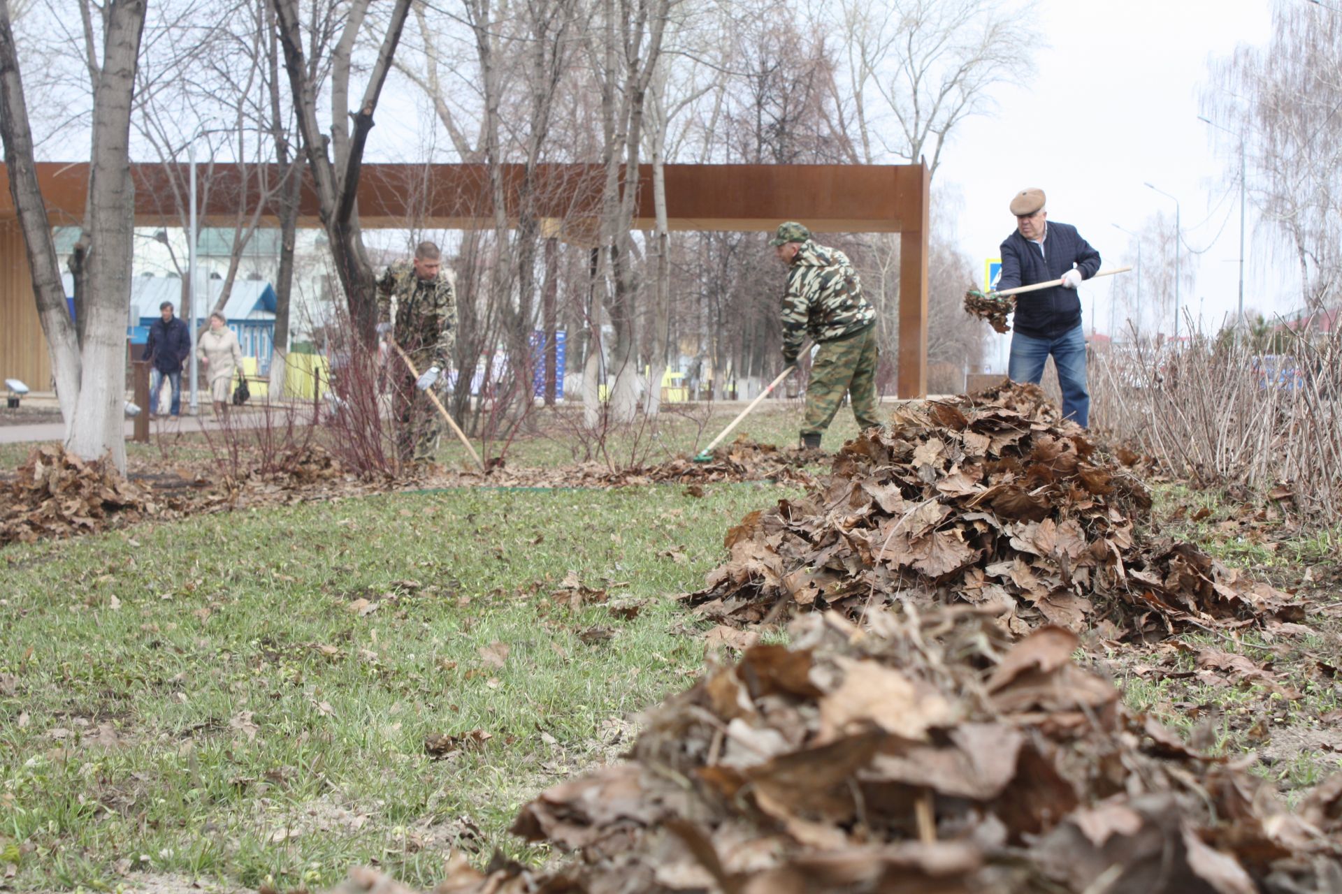 Чистопольцы вышли на общегородской субботник (фоторепортаж)