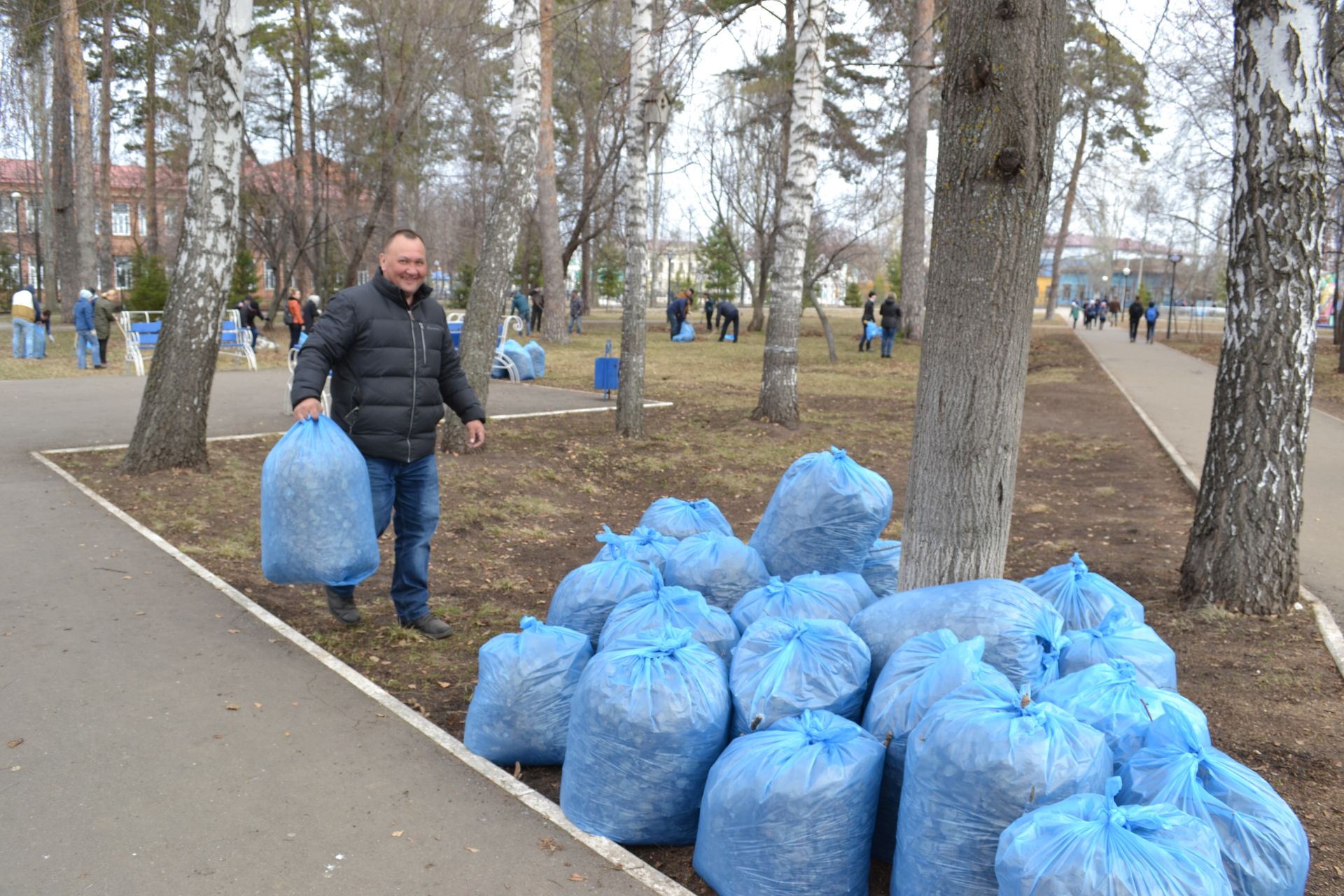 Чистопольцы вышли на общегородской субботник (фоторепортаж)