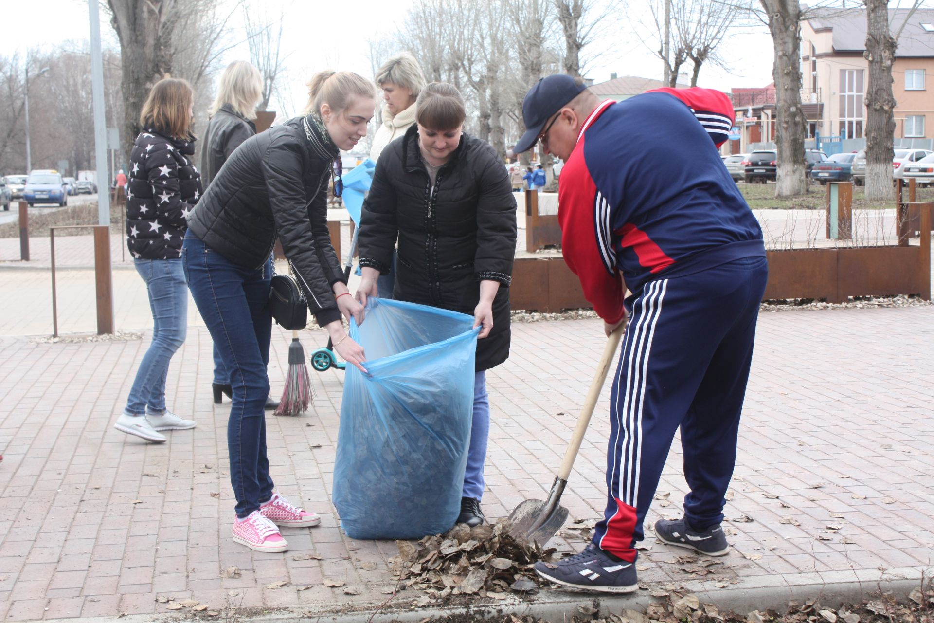 Чистопольцы вышли на общегородской субботник (фоторепортаж)