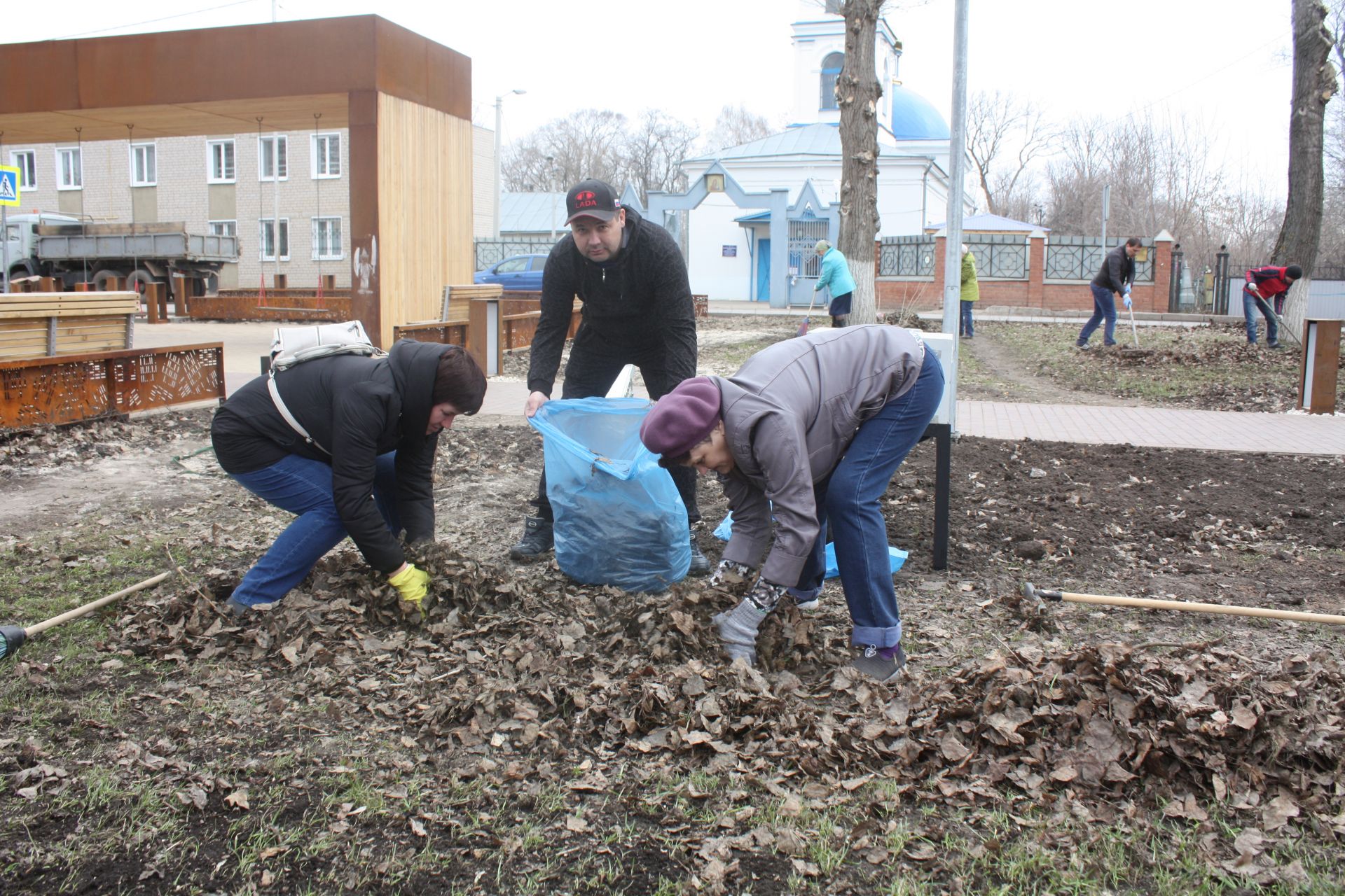 Чистопольцы вышли на общегородской субботник (фоторепортаж)