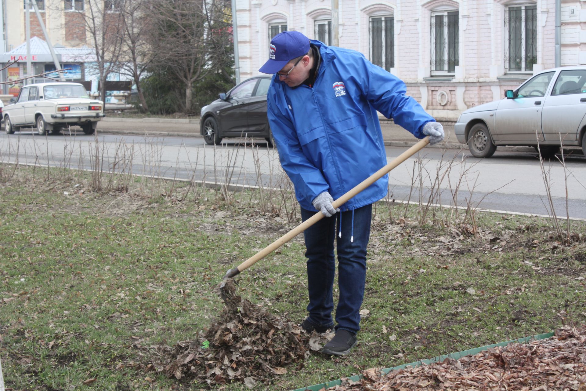 Чистопольцы вышли на общегородской субботник (фоторепортаж)