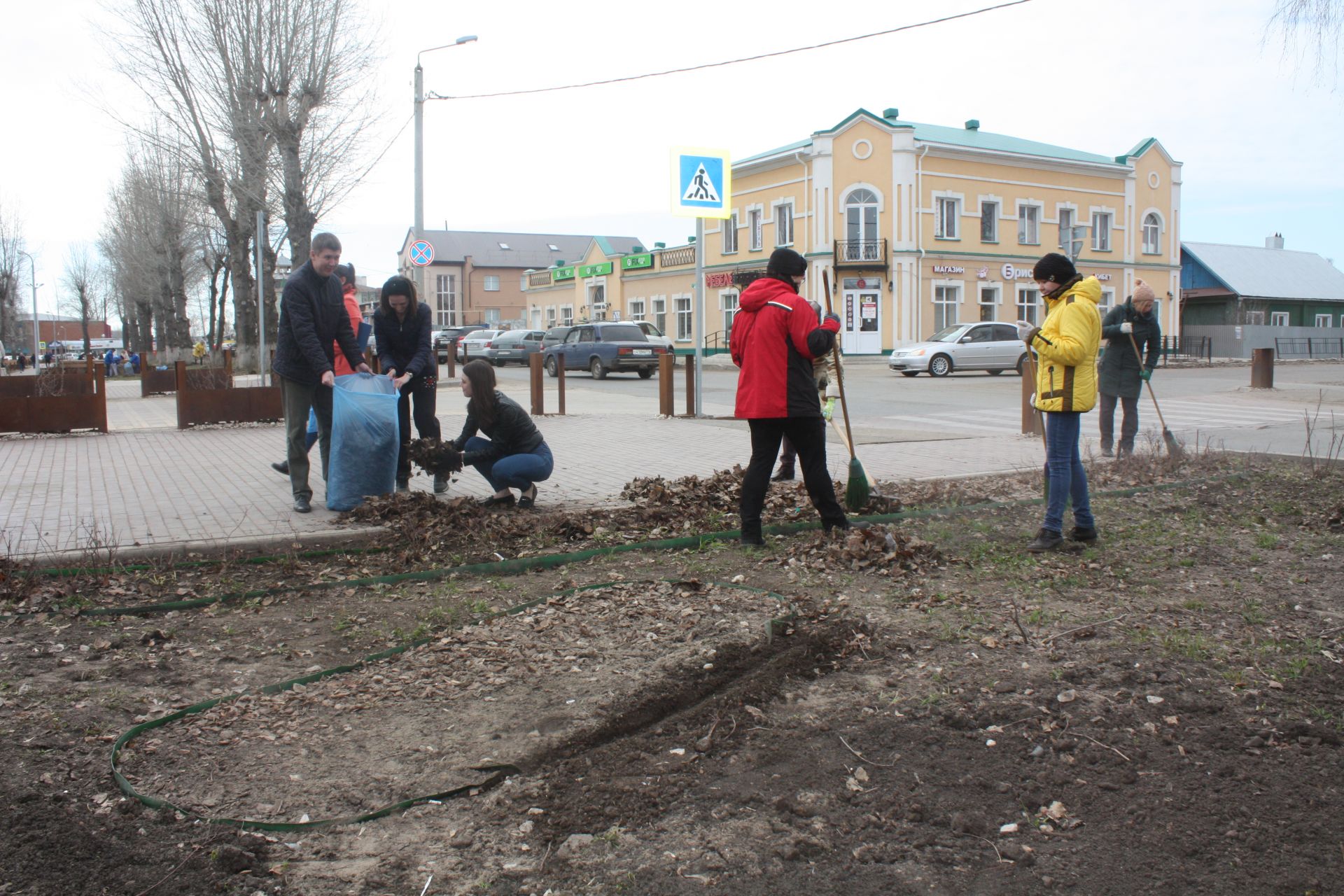 Чистопольцы вышли на общегородской субботник (фоторепортаж)