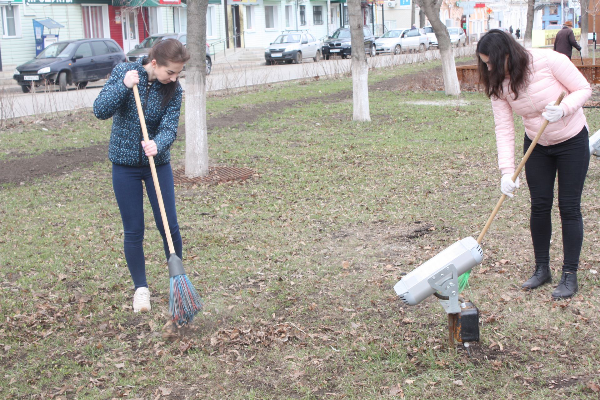 Чистопольцы вышли на общегородской субботник (фоторепортаж)