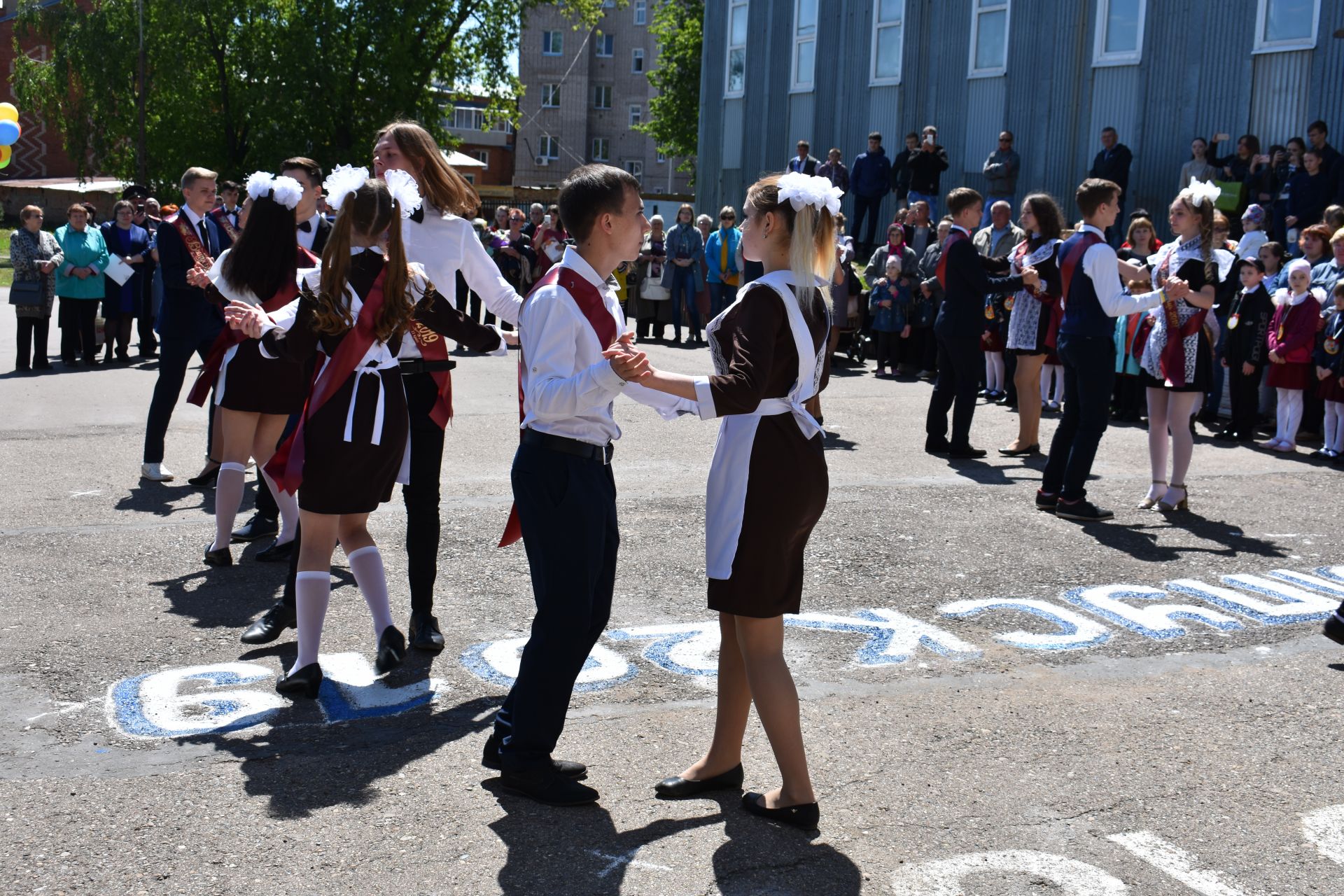 В чистопольских школах прозвенел последний звонок! (Фоторепортаж)