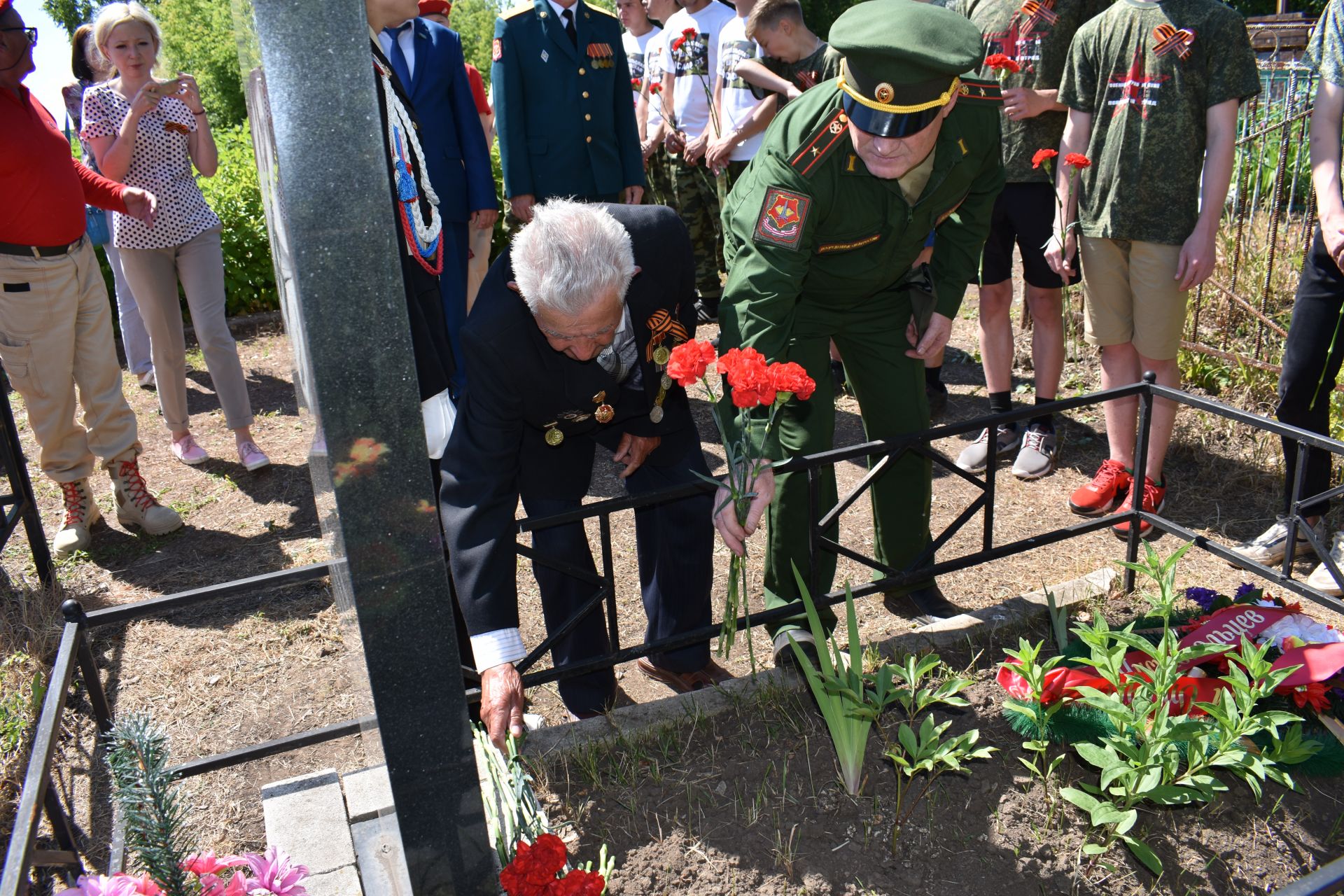 Чистополь присоединился к Всероссийской  акции «Горсть памяти» (Фоторепортаж)