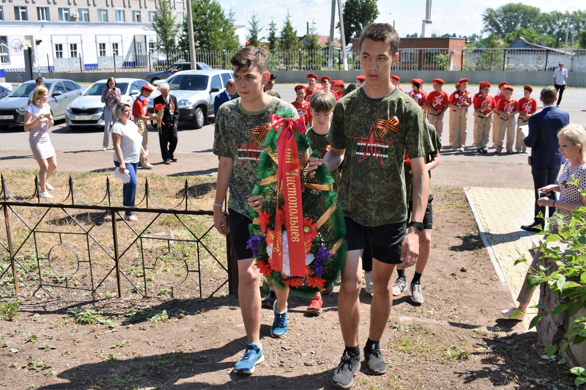 Чистополь присоединился к Всероссийской  акции «Горсть памяти» (Фоторепортаж)