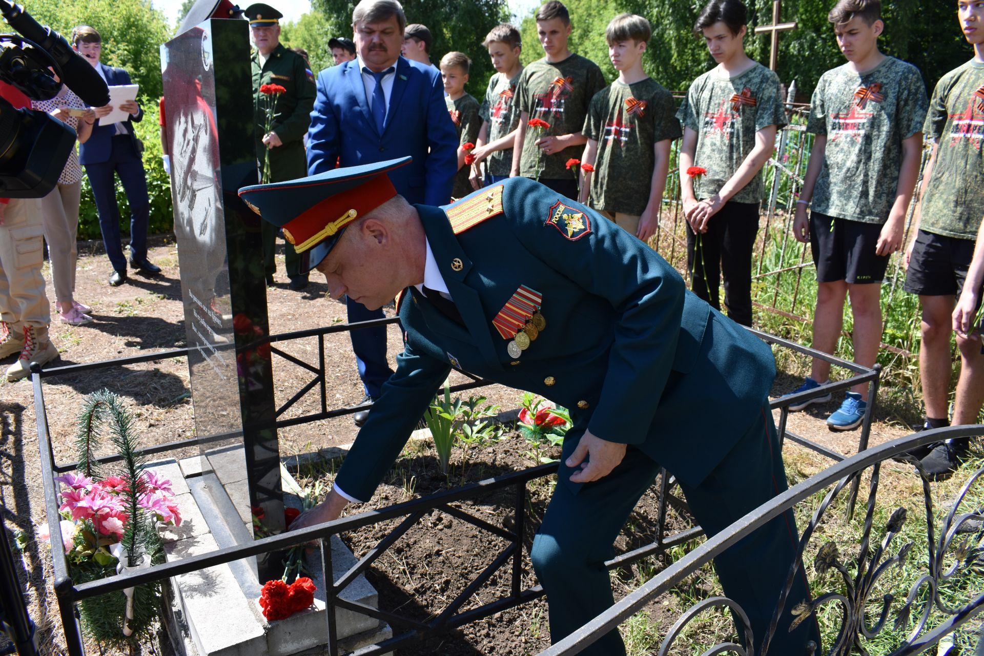 Чистополь присоединился к Всероссийской  акции «Горсть памяти» (Фоторепортаж)