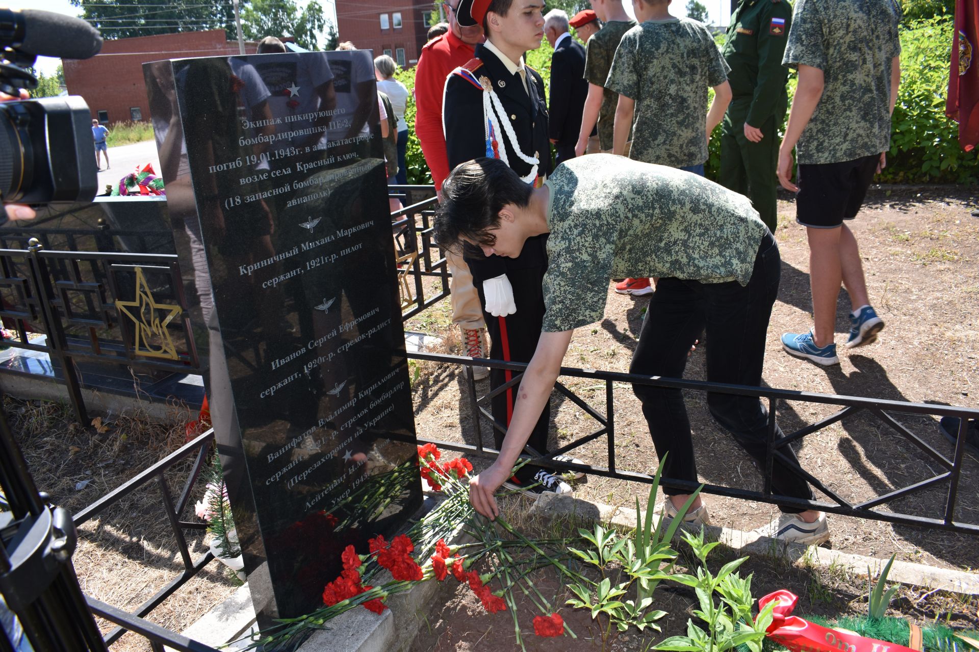 Чистополь присоединился к Всероссийской  акции «Горсть памяти» (Фоторепортаж)