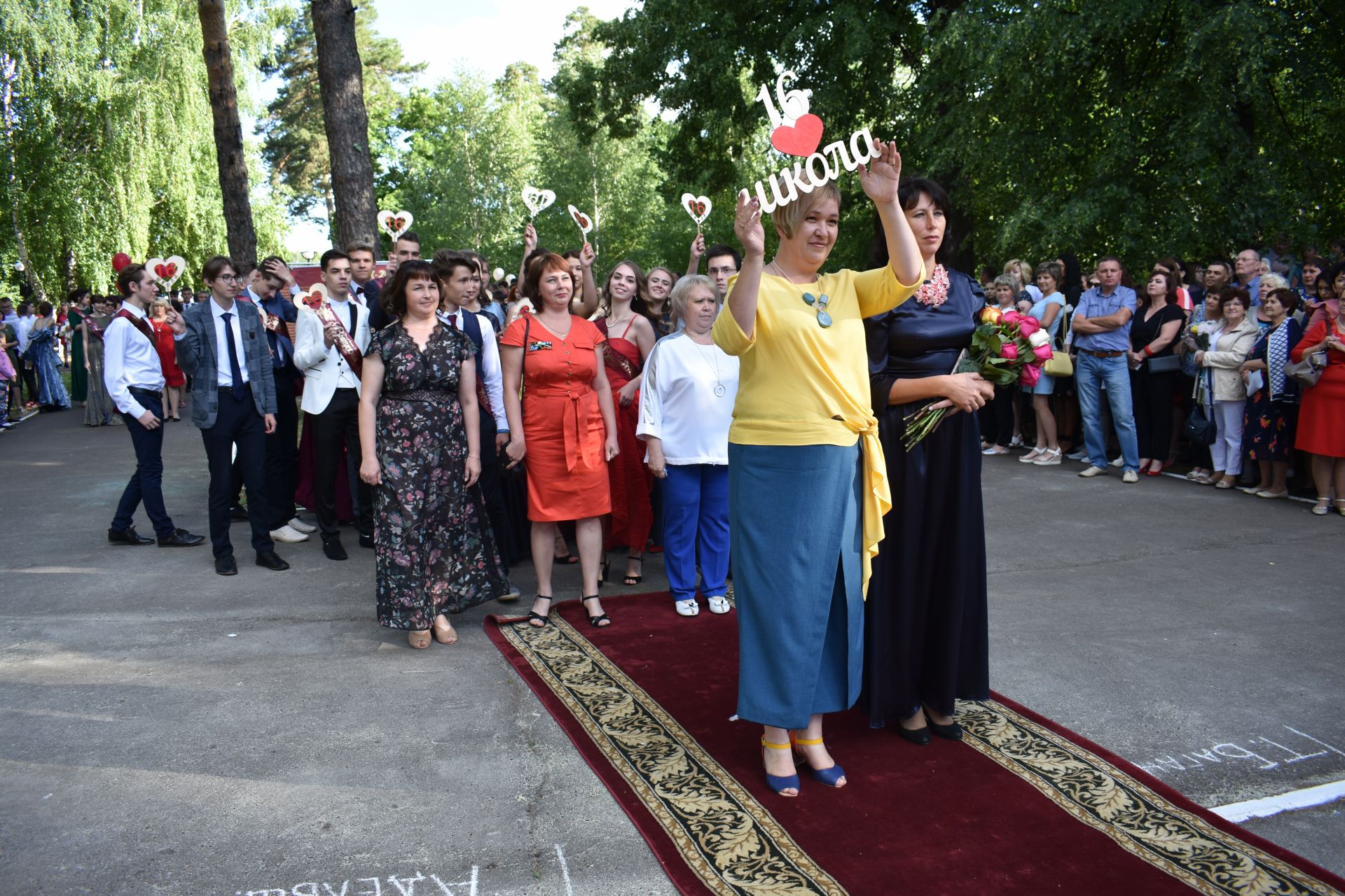 Выпускной бал в Чистополе в самом разгаре! (Фоторепортаж)