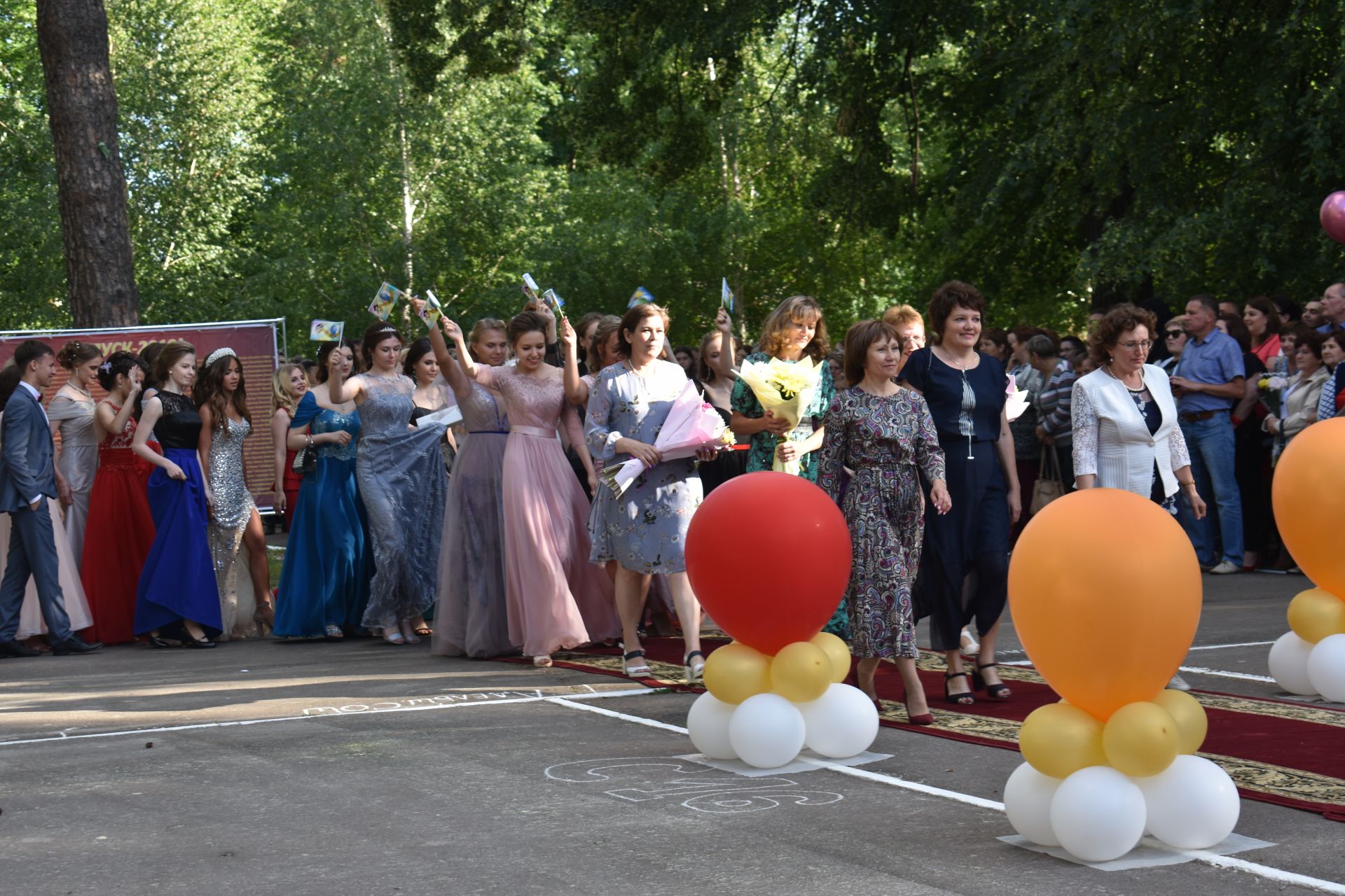 Выпускной бал в Чистополе в самом разгаре! (Фоторепортаж)