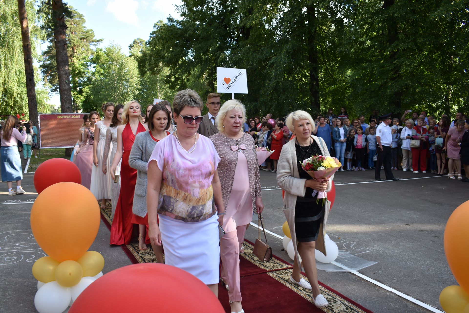 Выпускной бал в Чистополе в самом разгаре! (Фоторепортаж)