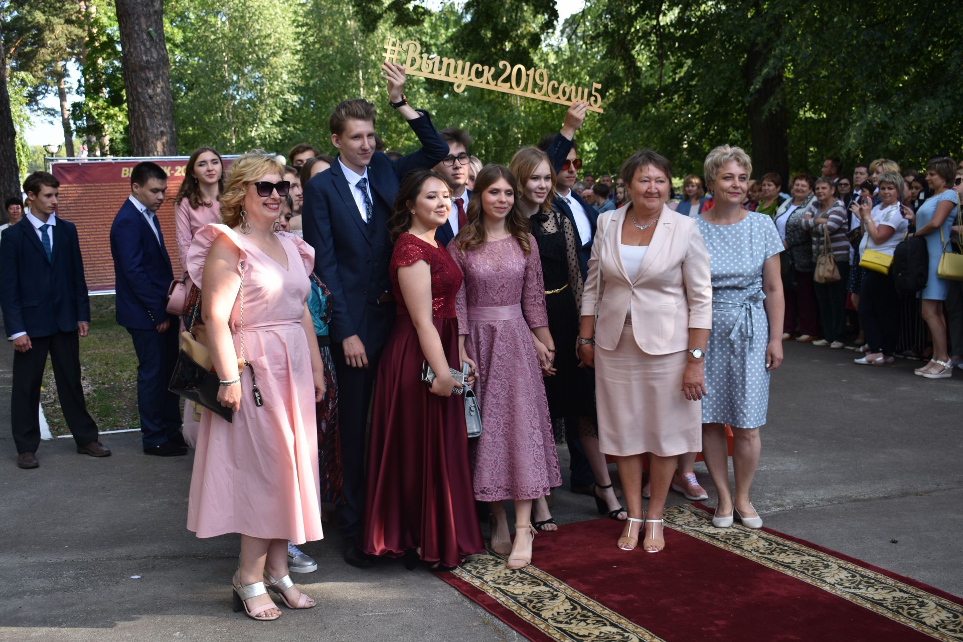 Выпускной бал в Чистополе в самом разгаре! (Фоторепортаж)