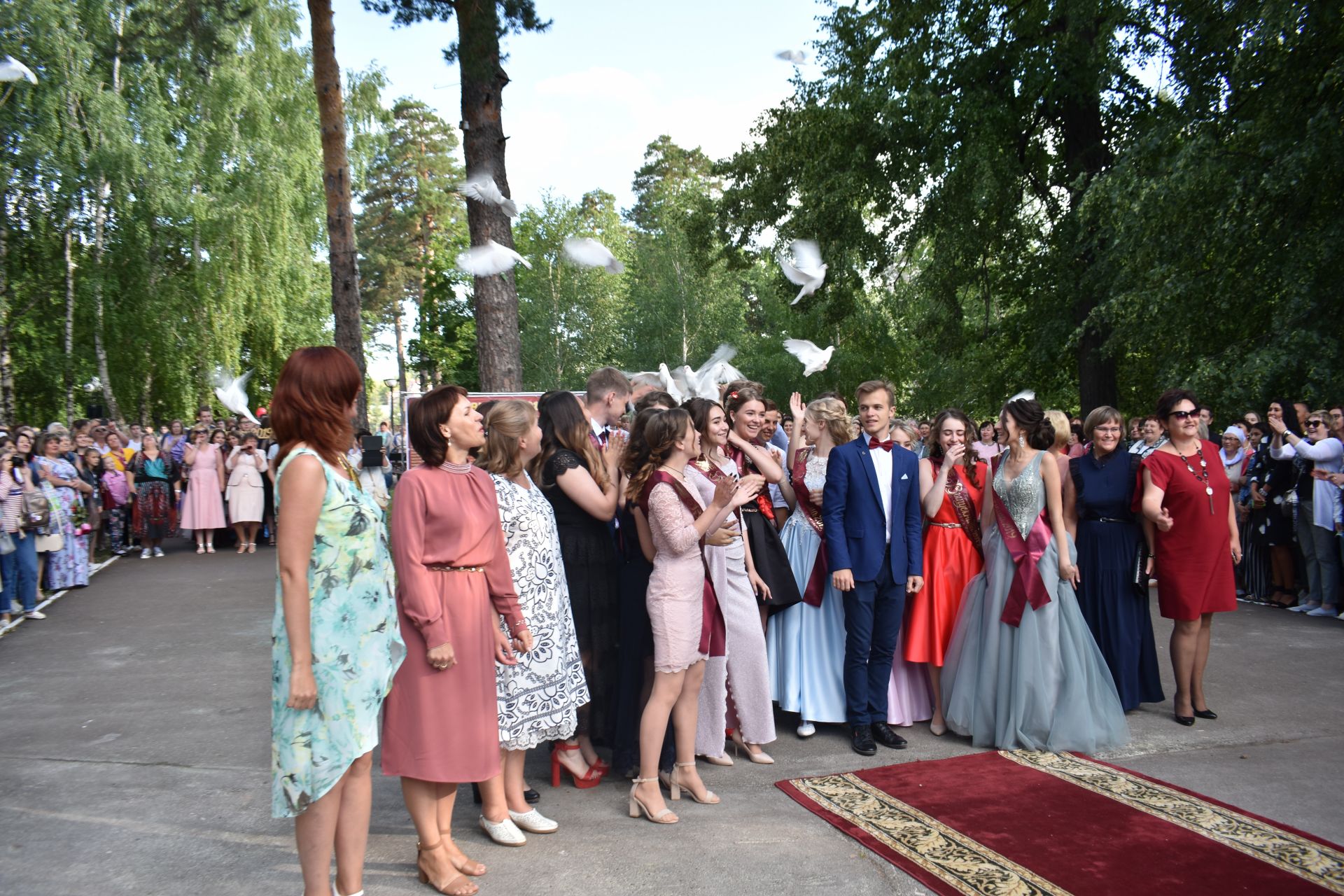 Выпускной бал в Чистополе в самом разгаре! (Фоторепортаж)