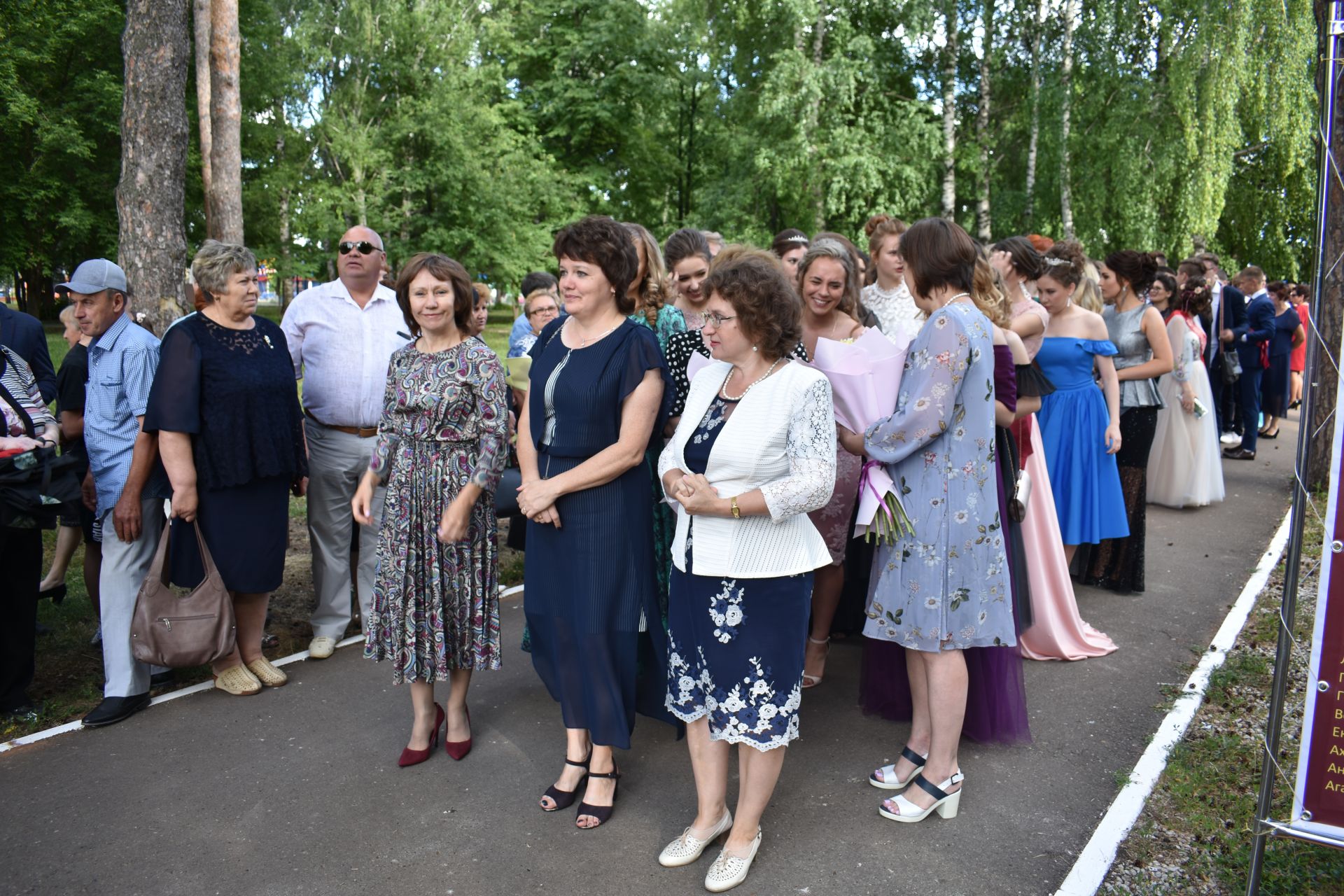 Выпускной бал в Чистополе в самом разгаре! (Фоторепортаж)