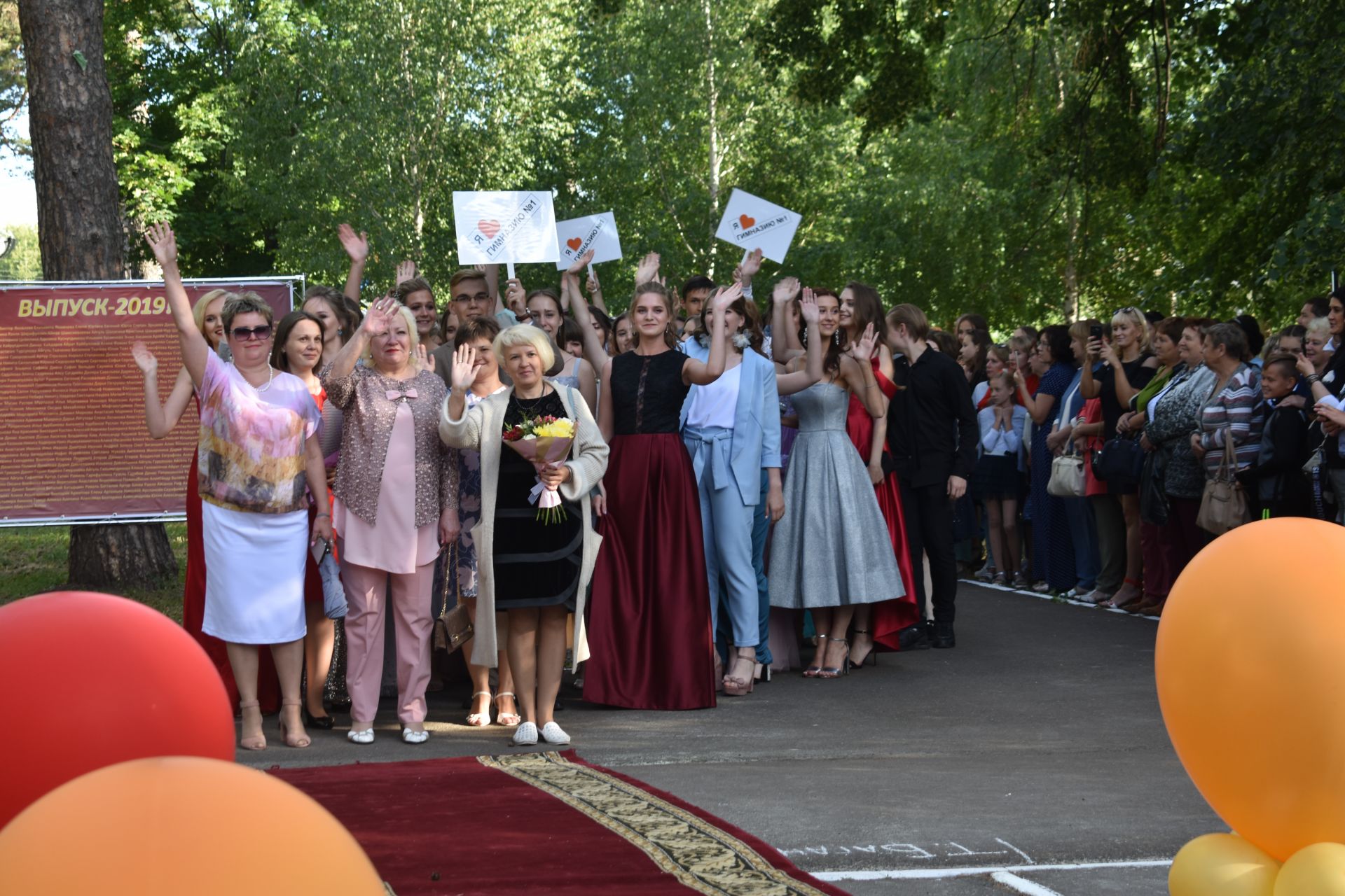 Выпускной бал в Чистополе в самом разгаре! (Фоторепортаж)