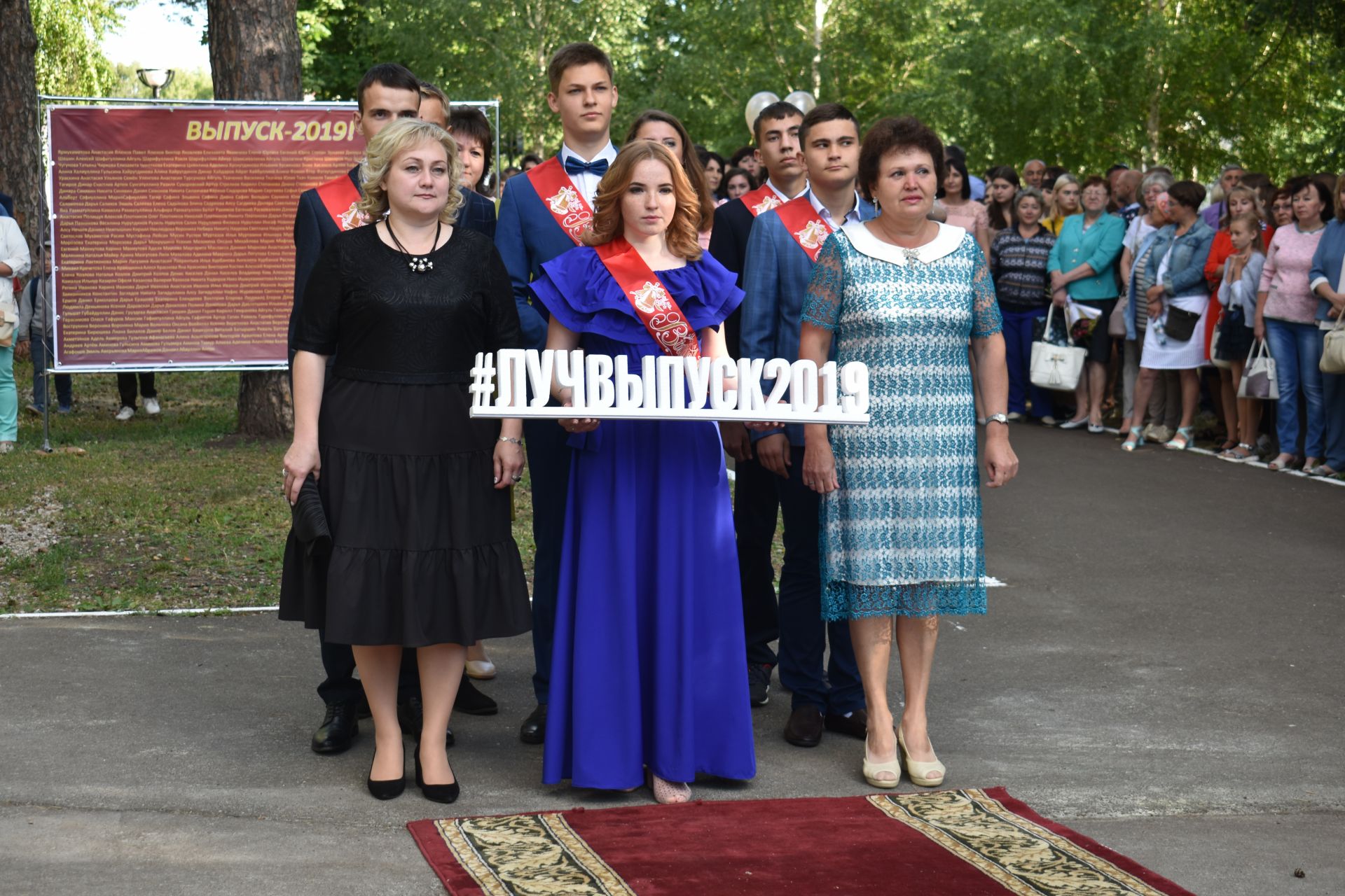 Выпускной бал в Чистополе в самом разгаре! (Фоторепортаж)