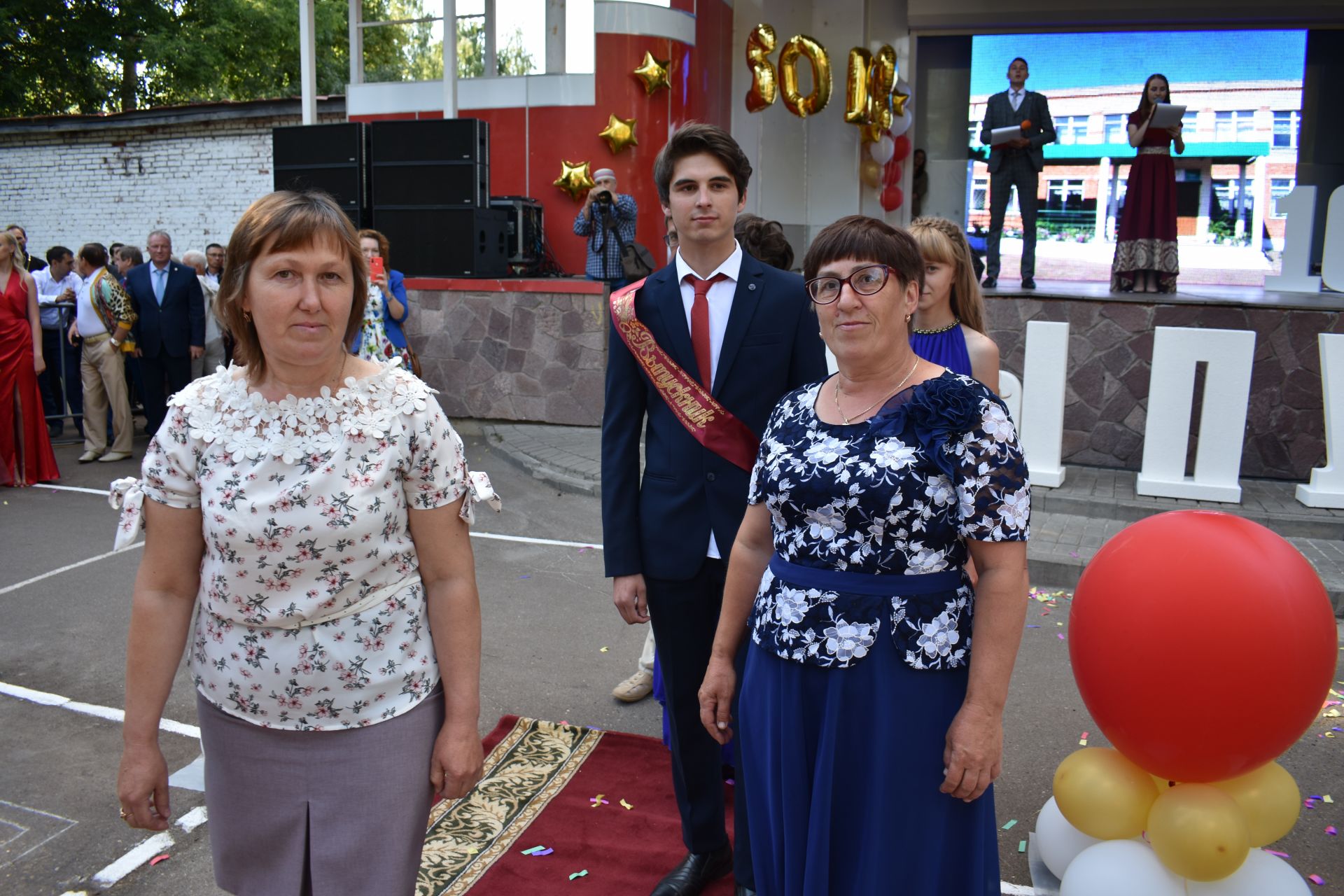 Выпускной бал в Чистополе в самом разгаре! (Фоторепортаж)