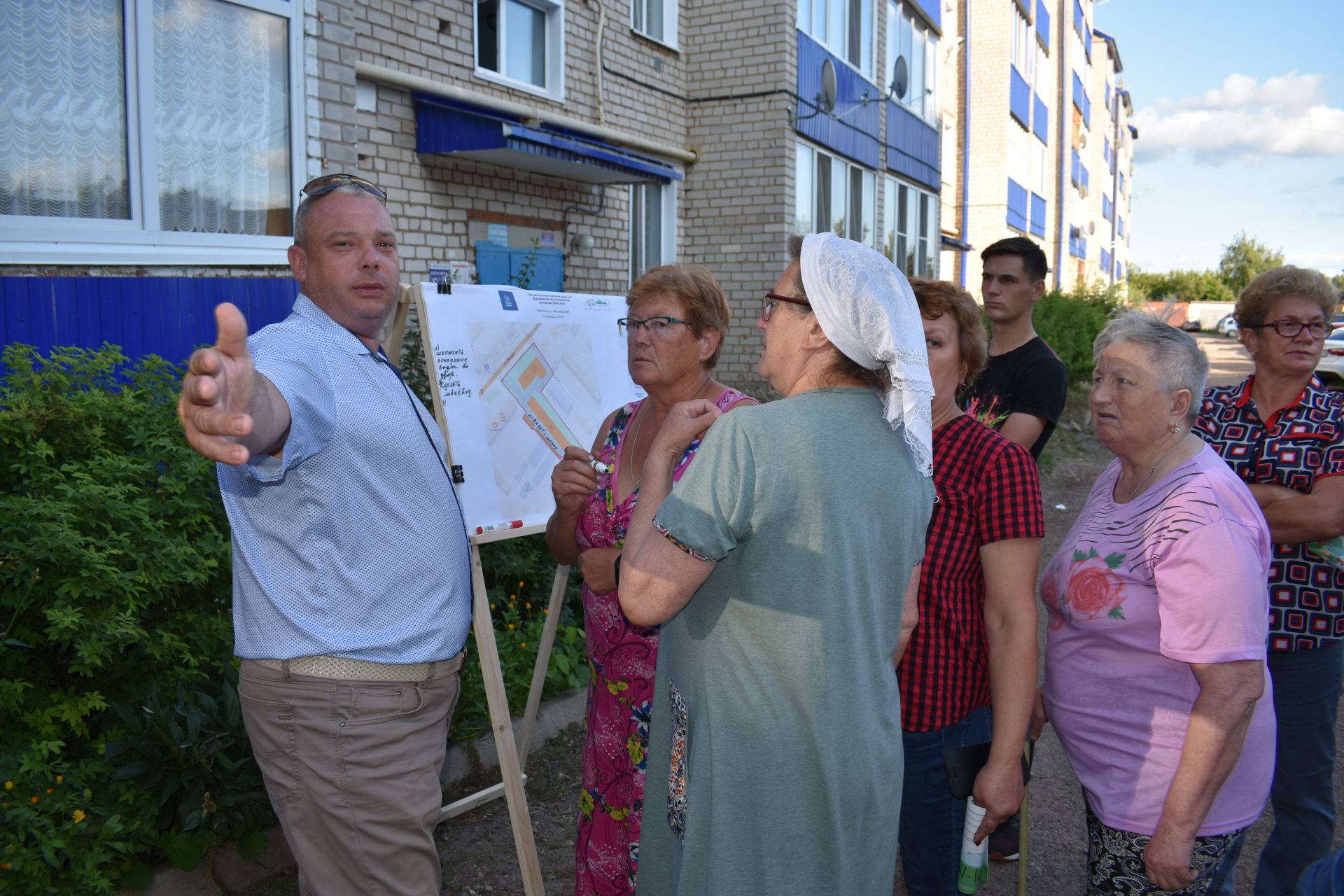 В Чистополе в рамках проекта «Наш двор» провели встречи с жильцами многоквартирных домов