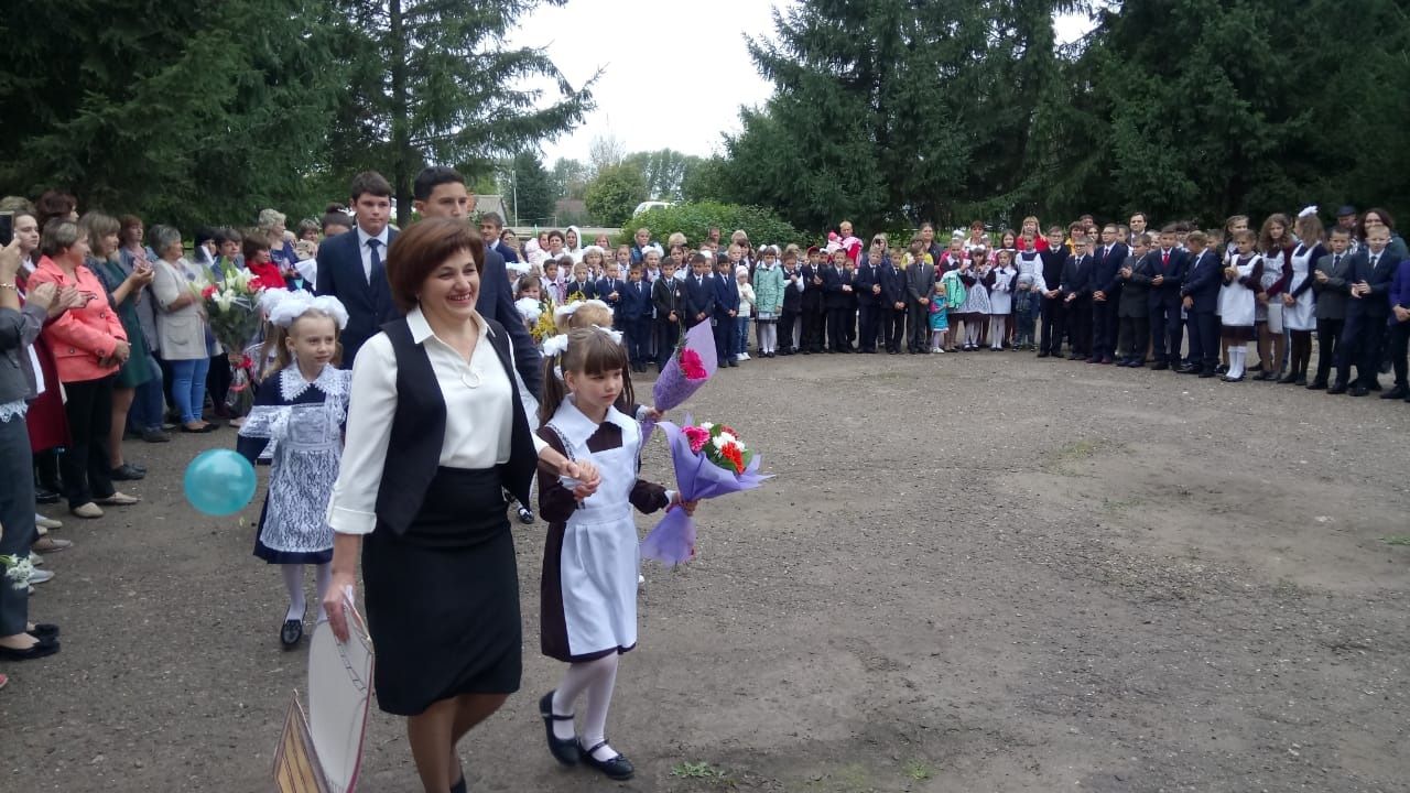 В Чистопольских школах прошли торжественные линейки, посвященные началу учебного года (ФОТОРЕПОРТАЖ)