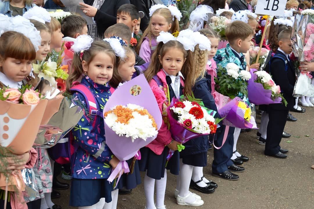 В Чистопольских школах прошли торжественные линейки, посвященные началу учебного года (ФОТОРЕПОРТАЖ)