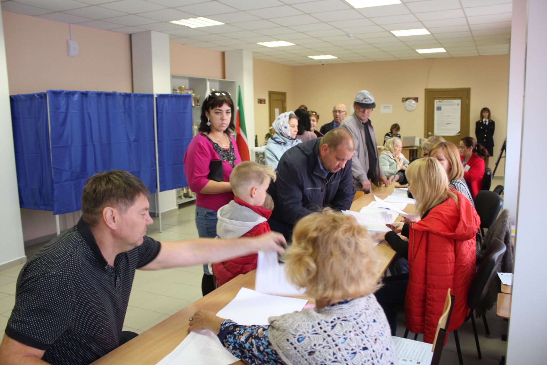 В Чистопольском районе выборы депутатов Госсовета РТ шестого созыва проходят с высокой явкой населения